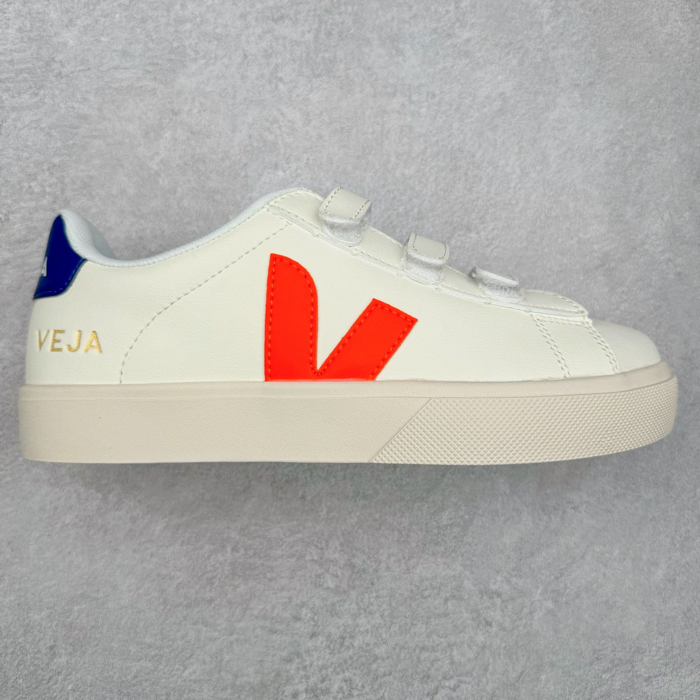 图片[4]-＃福利特价 Veja Leather Extra Sneakers 法国国民V字经典小白板鞋 #Ins爆款 街拍频繁上镜 春季入夏简约百搭款 全头层进口牛皮 舒适面革内里 广东厂 高端主打色系全网热销中 所售渠道大致由代购渠道 尺码：35 36 37 38 39 40 41 42 43 44 45-选品中心