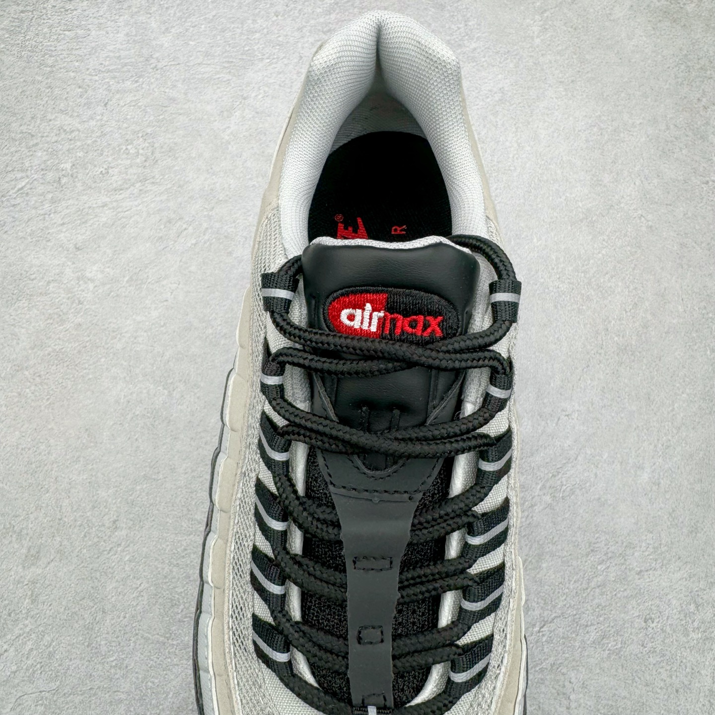 图片[5]-＃MX版 NK Air Max 95 复古减震气垫跑鞋 DQ3979-001 经典重温 外单专供大厂出品 品质稳定 一百余色 终端操作 鞋款设计灵感源于人体构造 中底设计基于人体的脊柱构造 是整体设计的核心 尼龙孔眼代表了肋骨 而分层式面板和网眼象征着肌肉纤维和肉体组织 Air Max 95采用了两个独立的吹塑成型的Air-Sole单元 并首次在前掌使用可视化气垫设计 Swoosh logo夜当作一个 点符号放在了鞋子的后帮位置 20年的发展让 AIR MAX 95有了不同的故事 20年后再度面向世人的时候 焕然一新的面貌 让人有了另外一种清新脱俗的感觉 尺码：39 40 40.5 41 42 42.5 43 44 44.5 45 46 47.5 48-选品中心