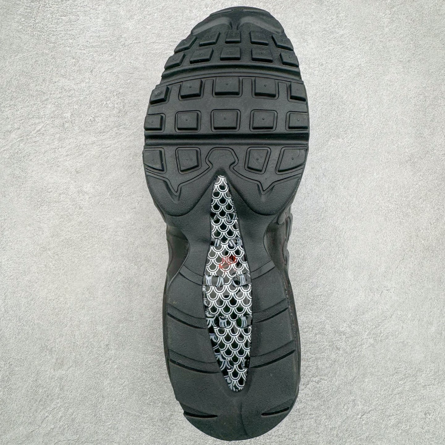 图片[9]-＃MX版 NK Air Max 95 复古减震气垫跑鞋 DQ3979-001 经典重温 外单专供大厂出品 品质稳定 一百余色 终端操作 鞋款设计灵感源于人体构造 中底设计基于人体的脊柱构造 是整体设计的核心 尼龙孔眼代表了肋骨 而分层式面板和网眼象征着肌肉纤维和肉体组织 Air Max 95采用了两个独立的吹塑成型的Air-Sole单元 并首次在前掌使用可视化气垫设计 Swoosh logo夜当作一个 点符号放在了鞋子的后帮位置 20年的发展让 AIR MAX 95有了不同的故事 20年后再度面向世人的时候 焕然一新的面貌 让人有了另外一种清新脱俗的感觉 尺码：39 40 40.5 41 42 42.5 43 44 44.5 45 46 47.5 48-选品中心