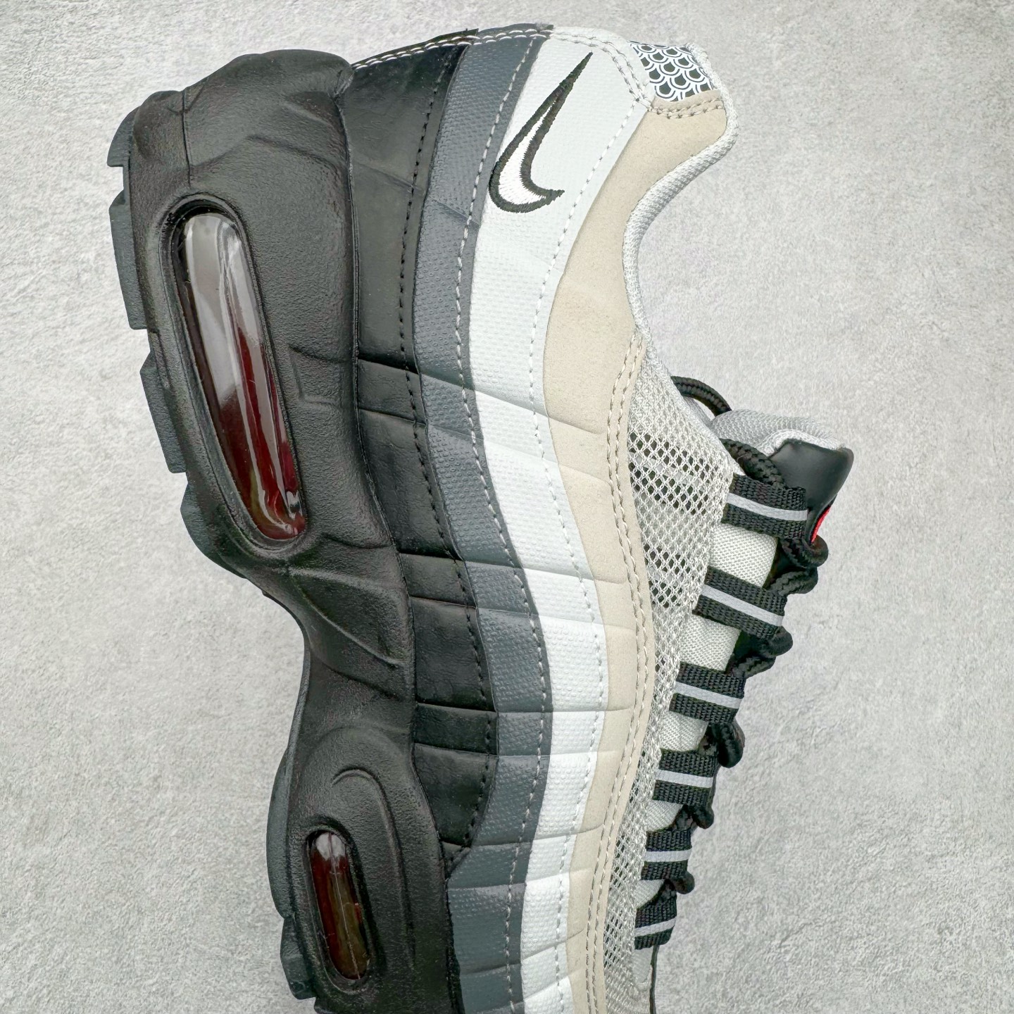 图片[6]-＃MX版 NK Air Max 95 复古减震气垫跑鞋 DQ3979-001 经典重温 外单专供大厂出品 品质稳定 一百余色 终端操作 鞋款设计灵感源于人体构造 中底设计基于人体的脊柱构造 是整体设计的核心 尼龙孔眼代表了肋骨 而分层式面板和网眼象征着肌肉纤维和肉体组织 Air Max 95采用了两个独立的吹塑成型的Air-Sole单元 并首次在前掌使用可视化气垫设计 Swoosh logo夜当作一个 点符号放在了鞋子的后帮位置 20年的发展让 AIR MAX 95有了不同的故事 20年后再度面向世人的时候 焕然一新的面貌 让人有了另外一种清新脱俗的感觉 尺码：39 40 40.5 41 42 42.5 43 44 44.5 45 46 47.5 48-选品中心