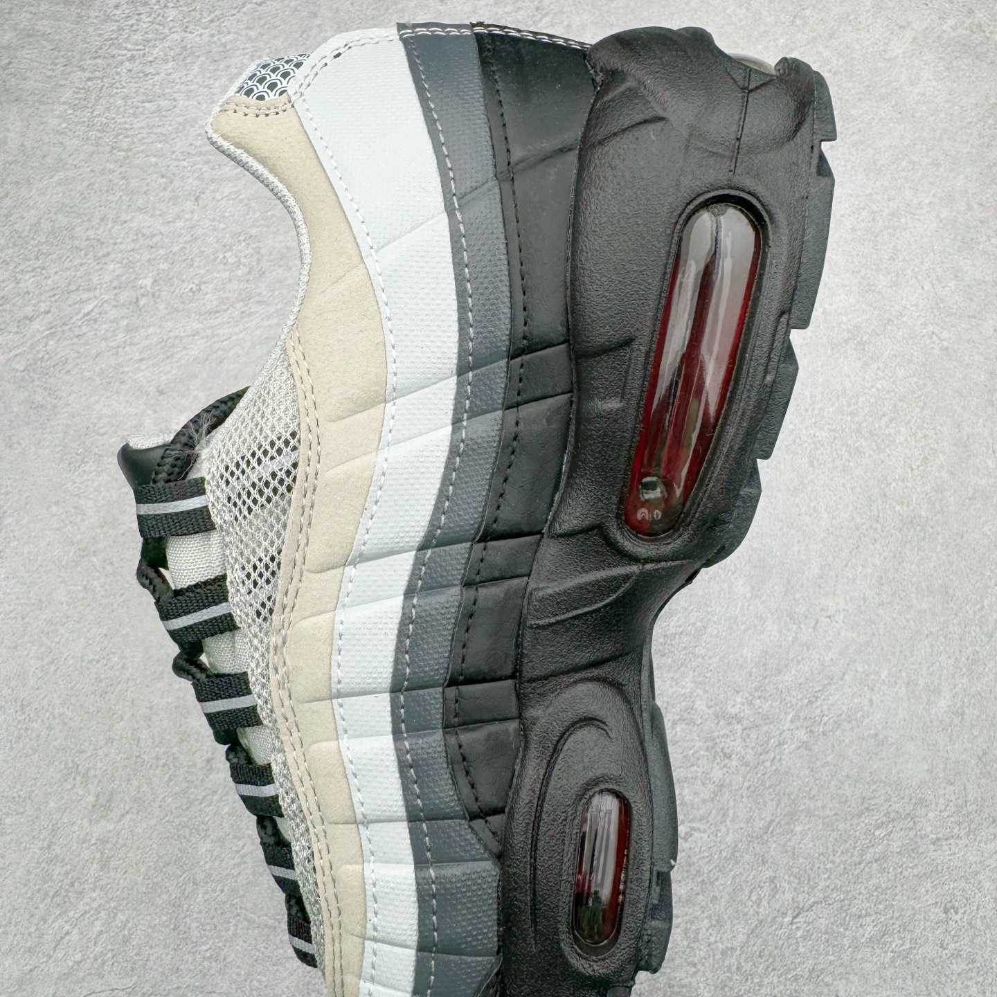 图片[7]-＃MX版 NK Air Max 95 复古减震气垫跑鞋 DQ3979-001 经典重温 外单专供大厂出品 品质稳定 一百余色 终端操作 鞋款设计灵感源于人体构造 中底设计基于人体的脊柱构造 是整体设计的核心 尼龙孔眼代表了肋骨 而分层式面板和网眼象征着肌肉纤维和肉体组织 Air Max 95采用了两个独立的吹塑成型的Air-Sole单元 并首次在前掌使用可视化气垫设计 Swoosh logo夜当作一个 点符号放在了鞋子的后帮位置 20年的发展让 AIR MAX 95有了不同的故事 20年后再度面向世人的时候 焕然一新的面貌 让人有了另外一种清新脱俗的感觉 尺码：39 40 40.5 41 42 42.5 43 44 44.5 45 46 47.5 48-选品中心