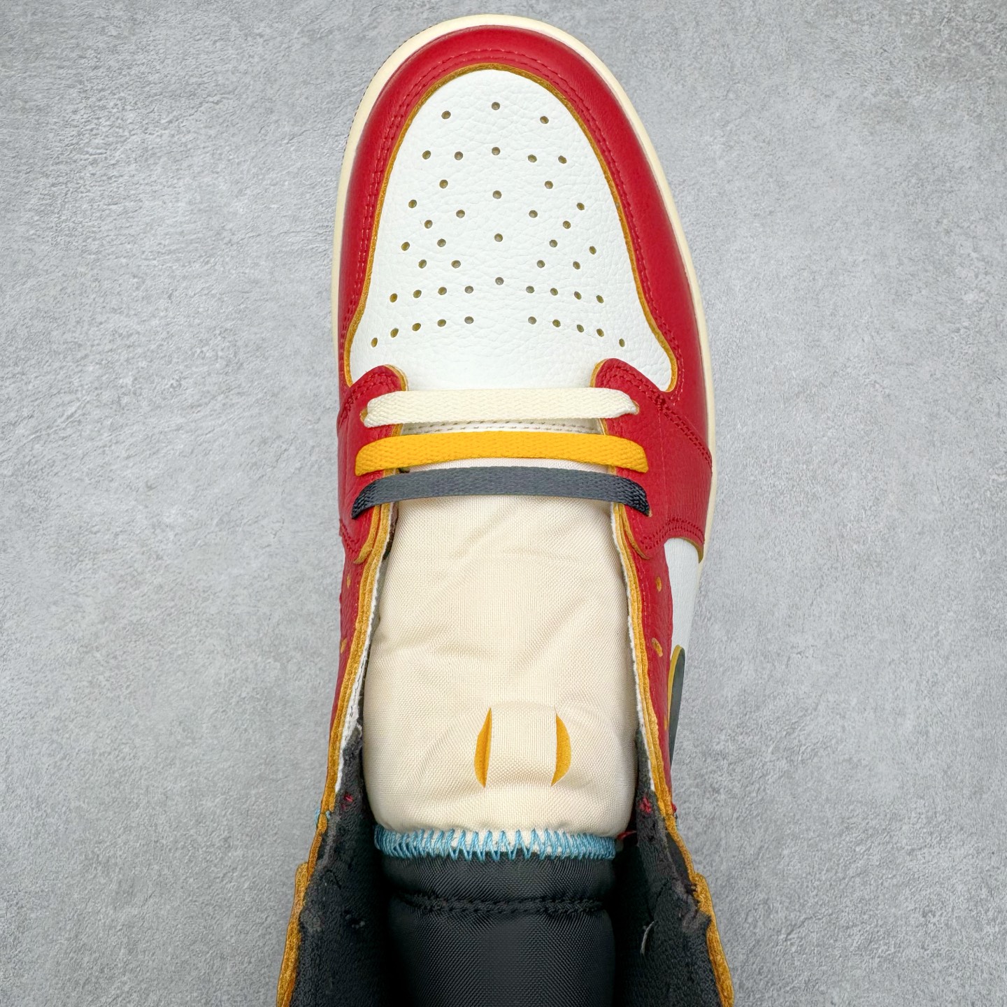 图片[4]-＃FK纯原 Union x Air Jordan AJ1 Retro High NRG 联名四色拼接灰白红 HV8563-600 原盒原配 原厂拉帮工艺 针距密度一致 全新升级网板中底 原楦原纸板开发 后跟弧度收口自然不对折 极致一眼正品既视感 原厂皮料 进口玻璃冲刀皮料裁剪零毛边 承诺百分百一致原鞋 全鞋电脑针车工艺 鞋面清洁度最高QC检验标准 控制溢胶 飞翼3D高频深度立体 鞋盒、防尘纸 均采购来自原厂 尺码：40 40.5 41 42 42.5 43 44 44.5 45 46 47.5-选品中心