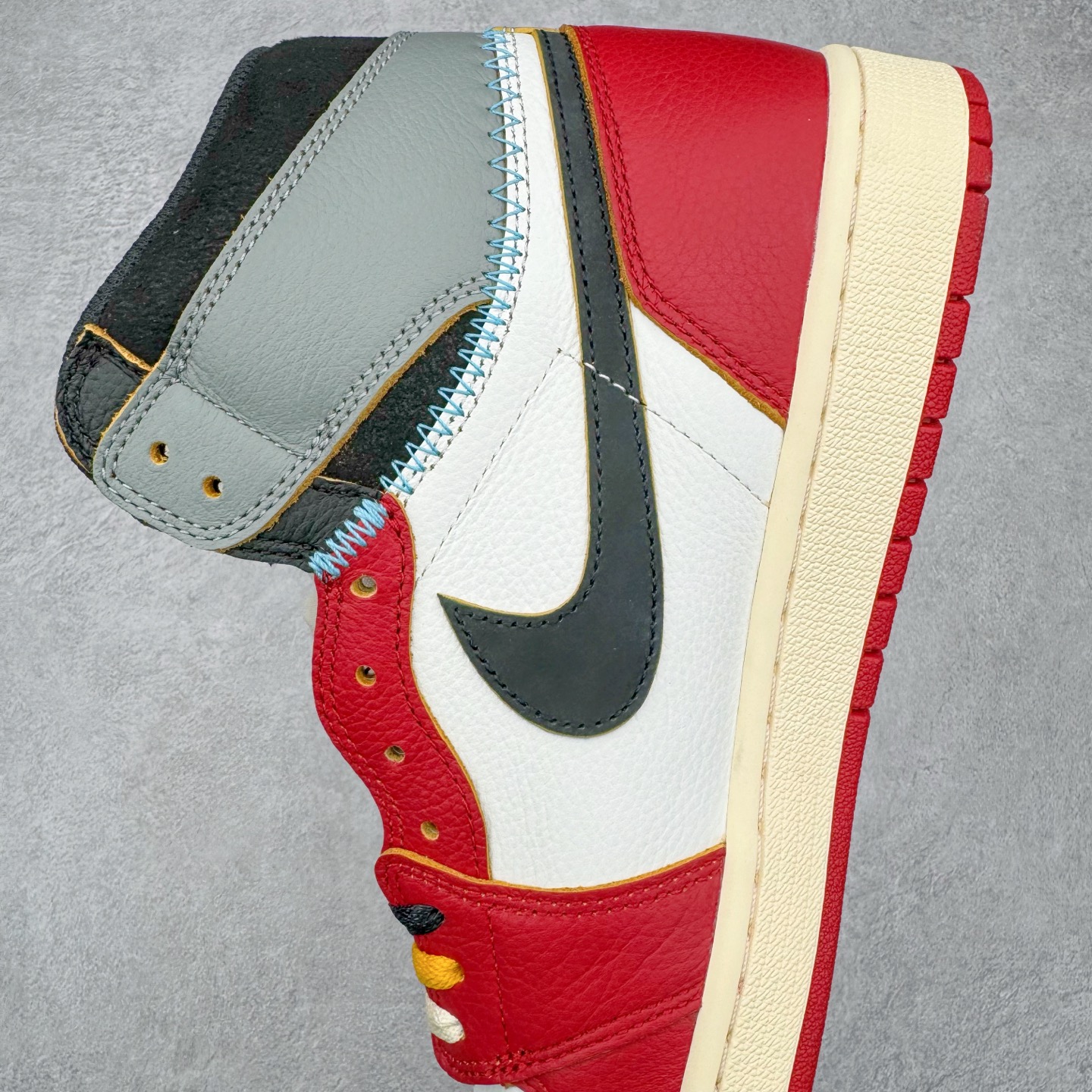 图片[7]-＃FK纯原 Union x Air Jordan AJ1 Retro High NRG 联名四色拼接灰白红 HV8563-600 原盒原配 原厂拉帮工艺 针距密度一致 全新升级网板中底 原楦原纸板开发 后跟弧度收口自然不对折 极致一眼正品既视感 原厂皮料 进口玻璃冲刀皮料裁剪零毛边 承诺百分百一致原鞋 全鞋电脑针车工艺 鞋面清洁度最高QC检验标准 控制溢胶 飞翼3D高频深度立体 鞋盒、防尘纸 均采购来自原厂 尺码：40 40.5 41 42 42.5 43 44 44.5 45 46 47.5-选品中心