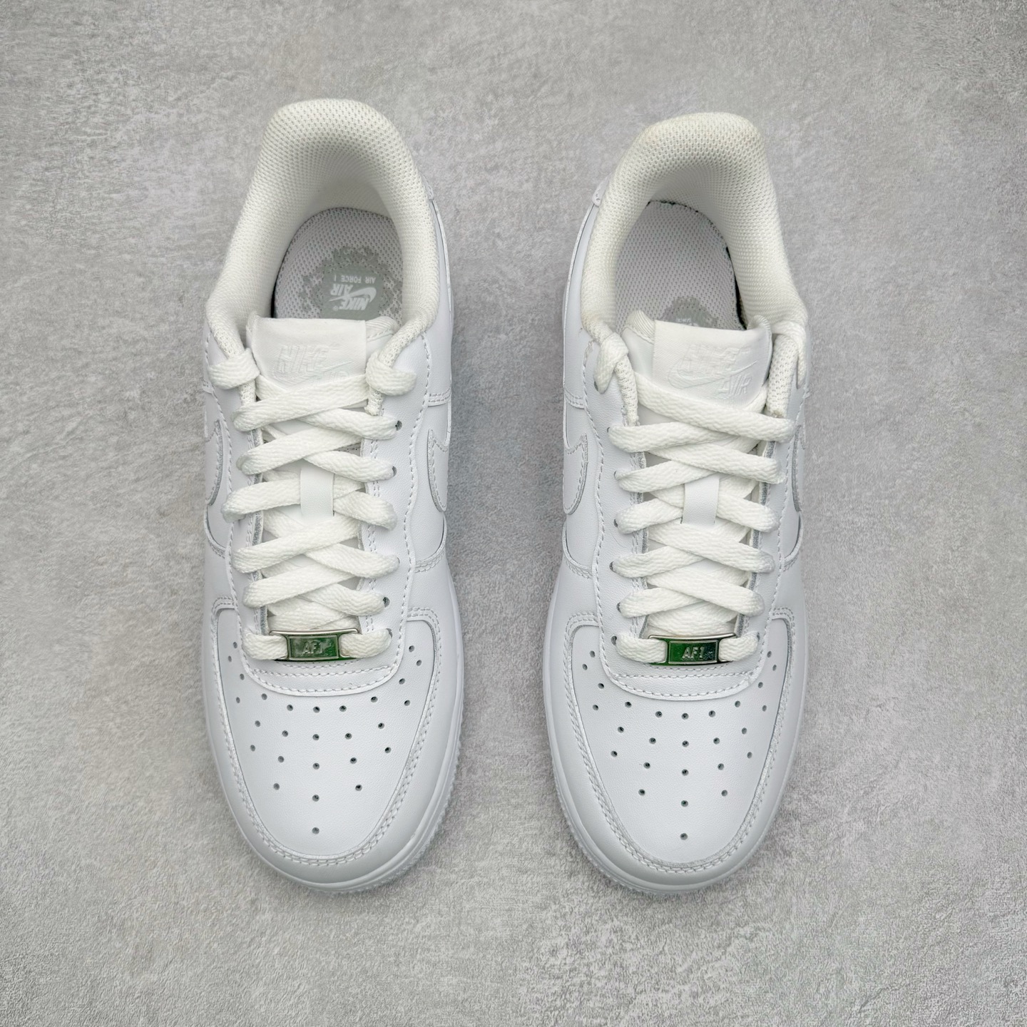 图片[2]-＃奥莱Zp订单福利 NK Air Force 1´07 Low 空军一号低帮百搭休闲运动板鞋 纯白 CW2288-111 独家渠道 市面未流通批次 奥莱直播间499 599一样的东西 碾压市面现存所有版本 公司一样的东西 超值回馈 帮你省钱 支持各种鉴定 柔软、弹性十足的缓震性能和出色的中底设计 横跨复古与现代的外型结合 造就出风靡全球三十多年的Force 1 直到今天还深受青睐 尺码：36 36.5 37.5 38 38.5 39 40 40.5 41 42 42.5 43 44 44.5 45 46-选品中心