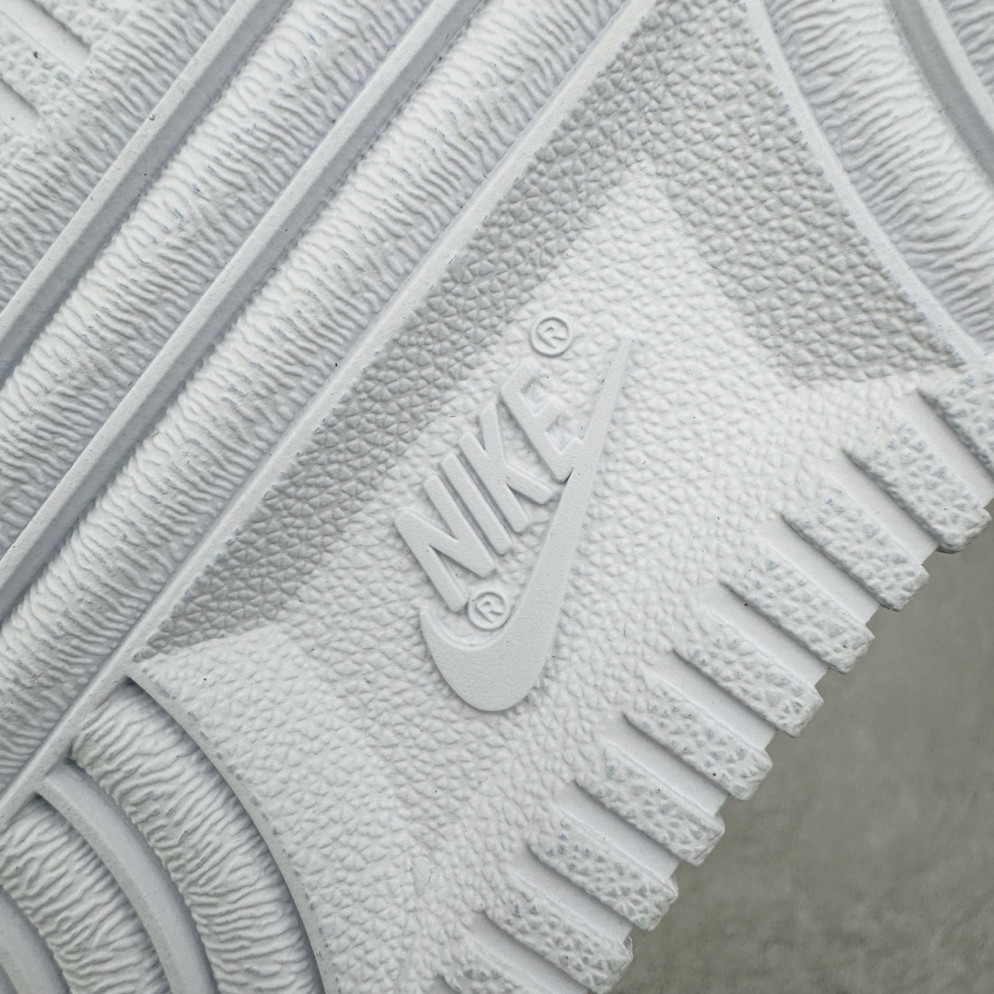 图片[18]-＃奥莱Zp订单福利 NK Air Force 1´07 Low 空军一号低帮百搭休闲运动板鞋 纯白 CW2288-111 独家渠道 市面未流通批次 奥莱直播间499 599一样的东西 碾压市面现存所有版本 公司一样的东西 超值回馈 帮你省钱 支持各种鉴定 柔软、弹性十足的缓震性能和出色的中底设计 横跨复古与现代的外型结合 造就出风靡全球三十多年的Force 1 直到今天还深受青睐 尺码：36 36.5 37.5 38 38.5 39 40 40.5 41 42 42.5 43 44 44.5 45 46-选品中心