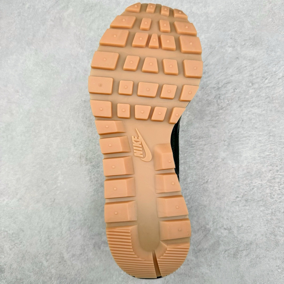 图片[9]-＃XP纯原福利 Sacai x NK VaporWaffle 联名款华夫3.0潮流休闲增高运动鞋 全套原楦原纸版原鞋开模 全网最具灵魂的版型 皮料卡色质感均保持原鞋一致 原装油墨Logo手工描漆 原装大底米色部分外尖内方 大底开口上翘弧度 后跟开口弧度高度原鞋一致 全鞋电脑针车 原厂鞋舌织唛标 原盒原配 中文合格证质保卡 客订外包保护盒 尺码对应库存明细‼️-选品中心