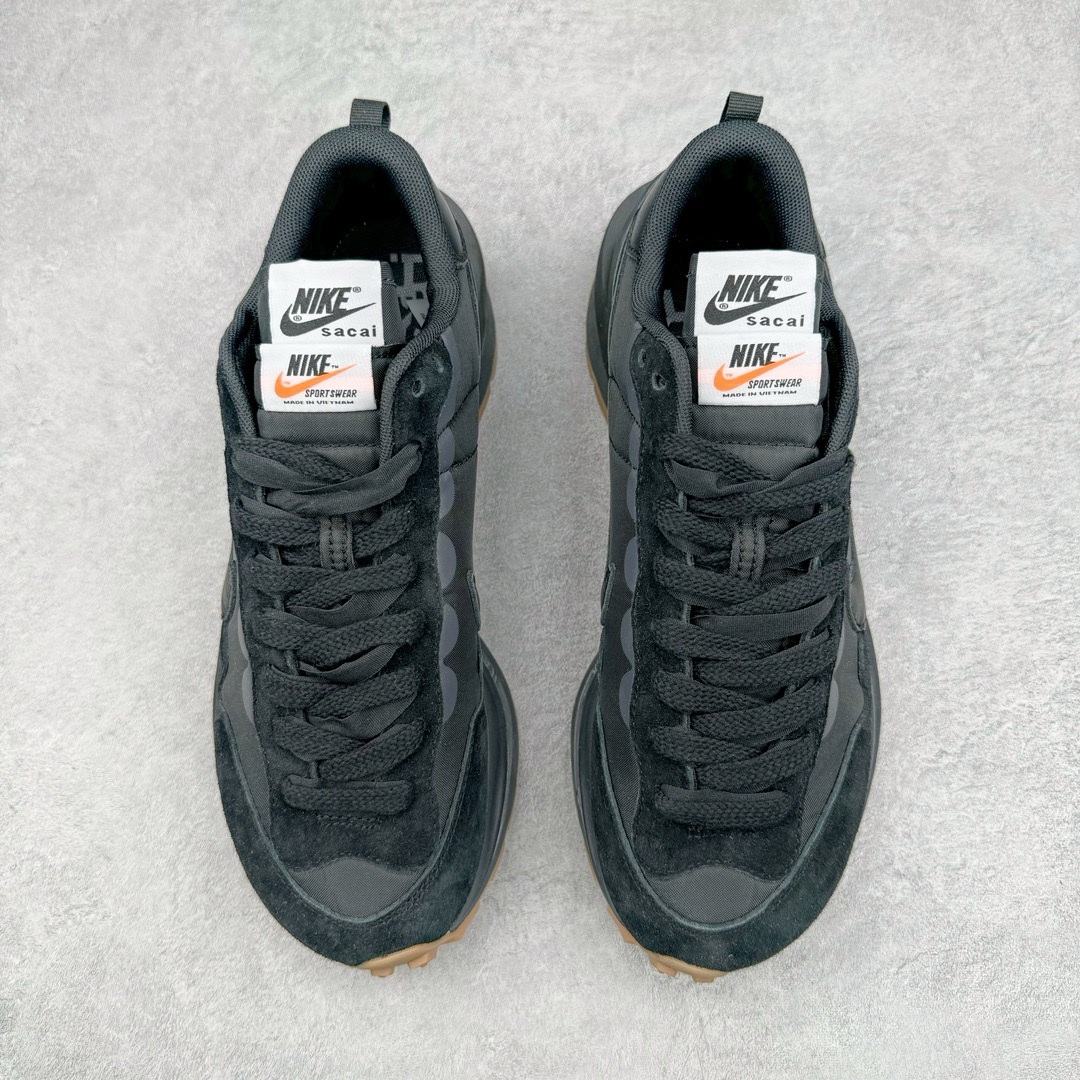 图片[2]-＃XP纯原福利 Sacai x NK VaporWaffle 联名款华夫3.0潮流休闲增高运动鞋 全套原楦原纸版原鞋开模 全网最具灵魂的版型 皮料卡色质感均保持原鞋一致 原装油墨Logo手工描漆 原装大底米色部分外尖内方 大底开口上翘弧度 后跟开口弧度高度原鞋一致 全鞋电脑针车 原厂鞋舌织唛标 原盒原配 中文合格证质保卡 客订外包保护盒 尺码对应库存明细‼️-选品中心