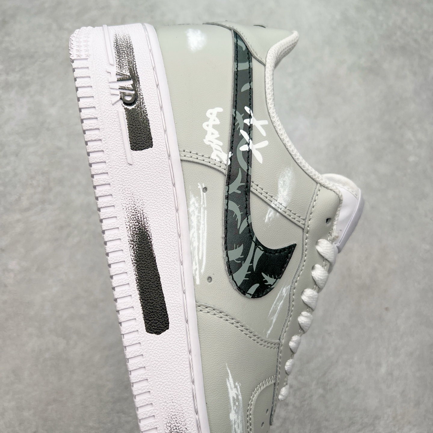 图片[6]-NK Air Force 1´07 Low 空军一号低帮百搭休闲运动板鞋 CW2288-111 柔软、弹性十足的缓震性能和出色的中底设计 横跨复古与现代的外型结合 造就出风靡全球 三十多年的Force 1 直到今天还深受青睐 尺码：36 36.5 37.5 38 38.5 39 40 40.5 41 42 42.5 43 44 44.5 45-选品中心