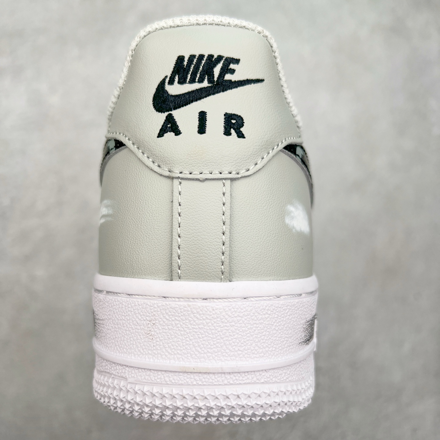 图片[8]-NK Air Force 1´07 Low 空军一号低帮百搭休闲运动板鞋 CW2288-111 柔软、弹性十足的缓震性能和出色的中底设计 横跨复古与现代的外型结合 造就出风靡全球 三十多年的Force 1 直到今天还深受青睐 尺码：36 36.5 37.5 38 38.5 39 40 40.5 41 42 42.5 43 44 44.5 45-选品中心