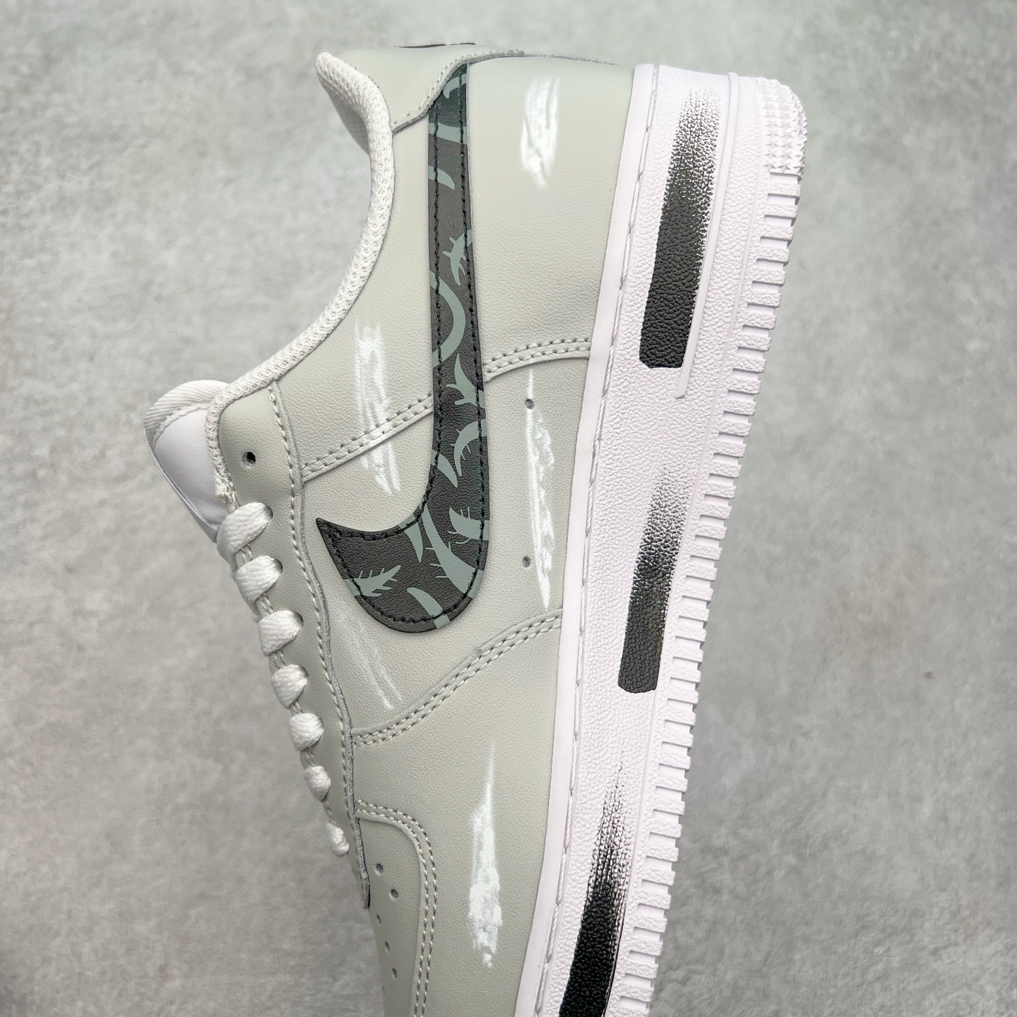 图片[7]-NK Air Force 1´07 Low 空军一号低帮百搭休闲运动板鞋 CW2288-111 柔软、弹性十足的缓震性能和出色的中底设计 横跨复古与现代的外型结合 造就出风靡全球 三十多年的Force 1 直到今天还深受青睐 尺码：36 36.5 37.5 38 38.5 39 40 40.5 41 42 42.5 43 44 44.5 45-选品中心