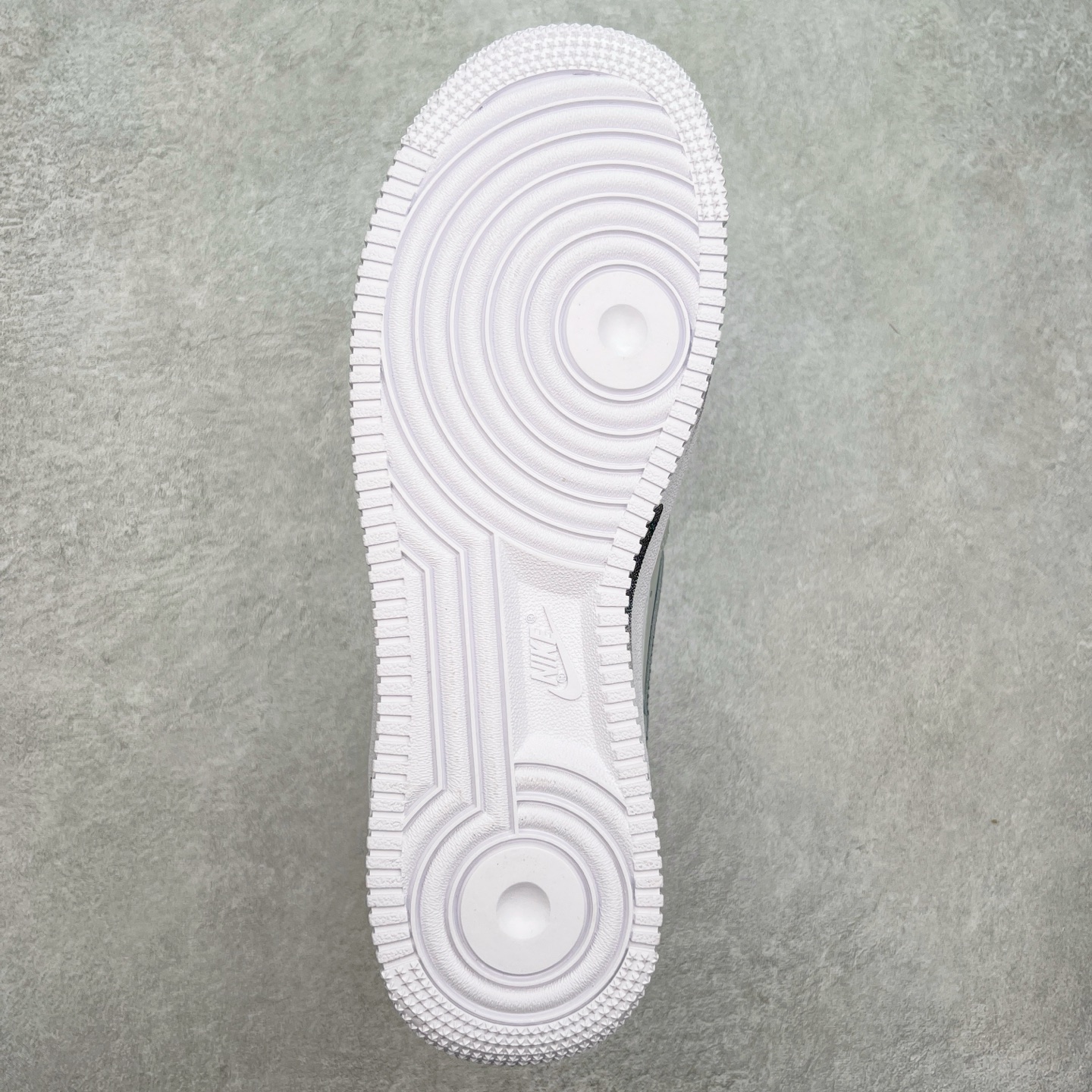 图片[9]-NK Air Force 1´07 Low 空军一号低帮百搭休闲运动板鞋 CW2288-111 柔软、弹性十足的缓震性能和出色的中底设计 横跨复古与现代的外型结合 造就出风靡全球 三十多年的Force 1 直到今天还深受青睐 尺码：36 36.5 37.5 38 38.5 39 40 40.5 41 42 42.5 43 44 44.5 45-选品中心