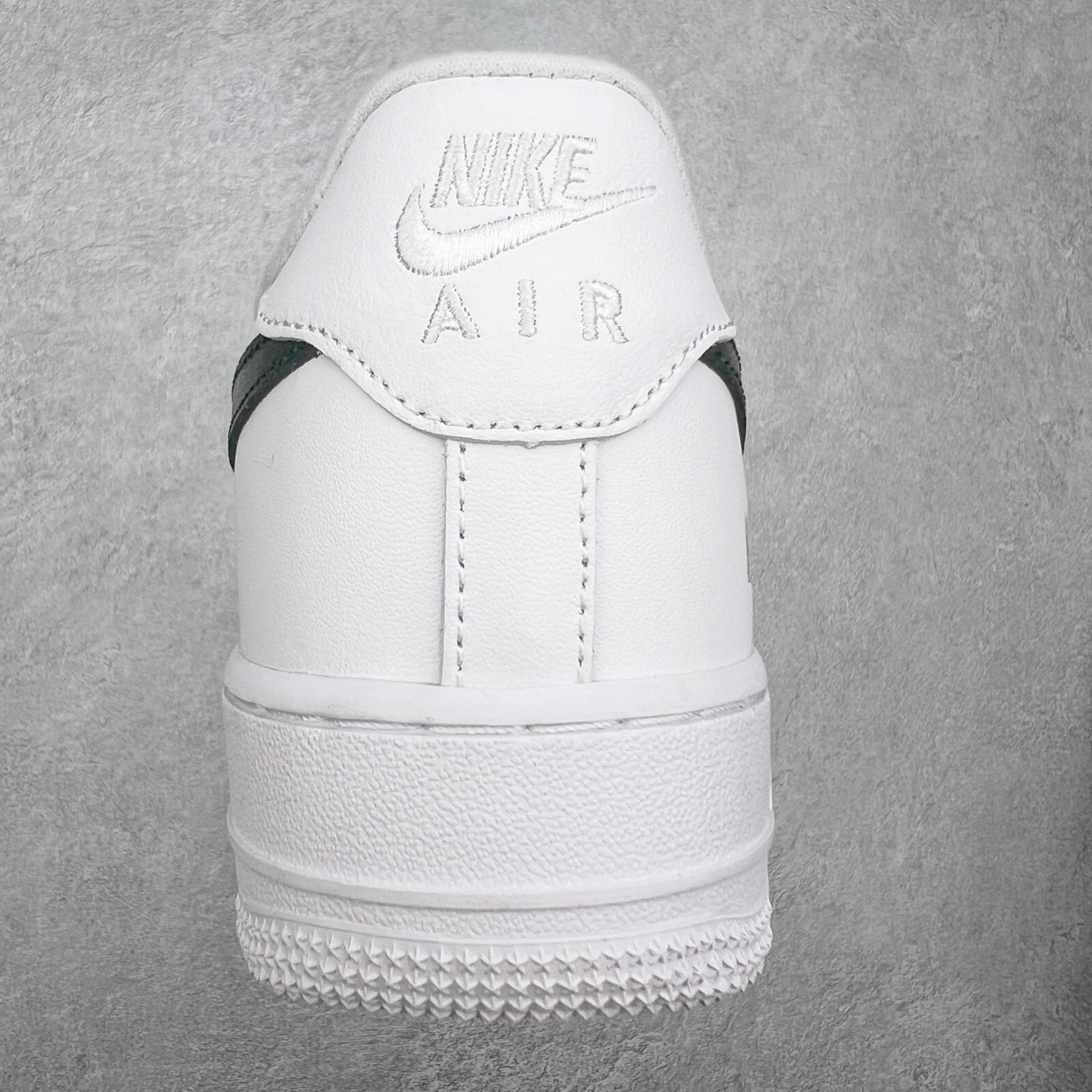 图片[8]-NK Air Force 1´07 Low 空军一号低帮百搭休闲运动板鞋 CU9225-102 柔软、弹性十足的缓震性能和出色的中底设计 横跨复古与现代的外型结合 造就出风靡全球 三十多年的Force 1 直到今天还深受青睐 尺码：36 36.5 37.5 38 38.5 39 40 40.5 41 42 42.5 43 44 44.5 45-选品中心