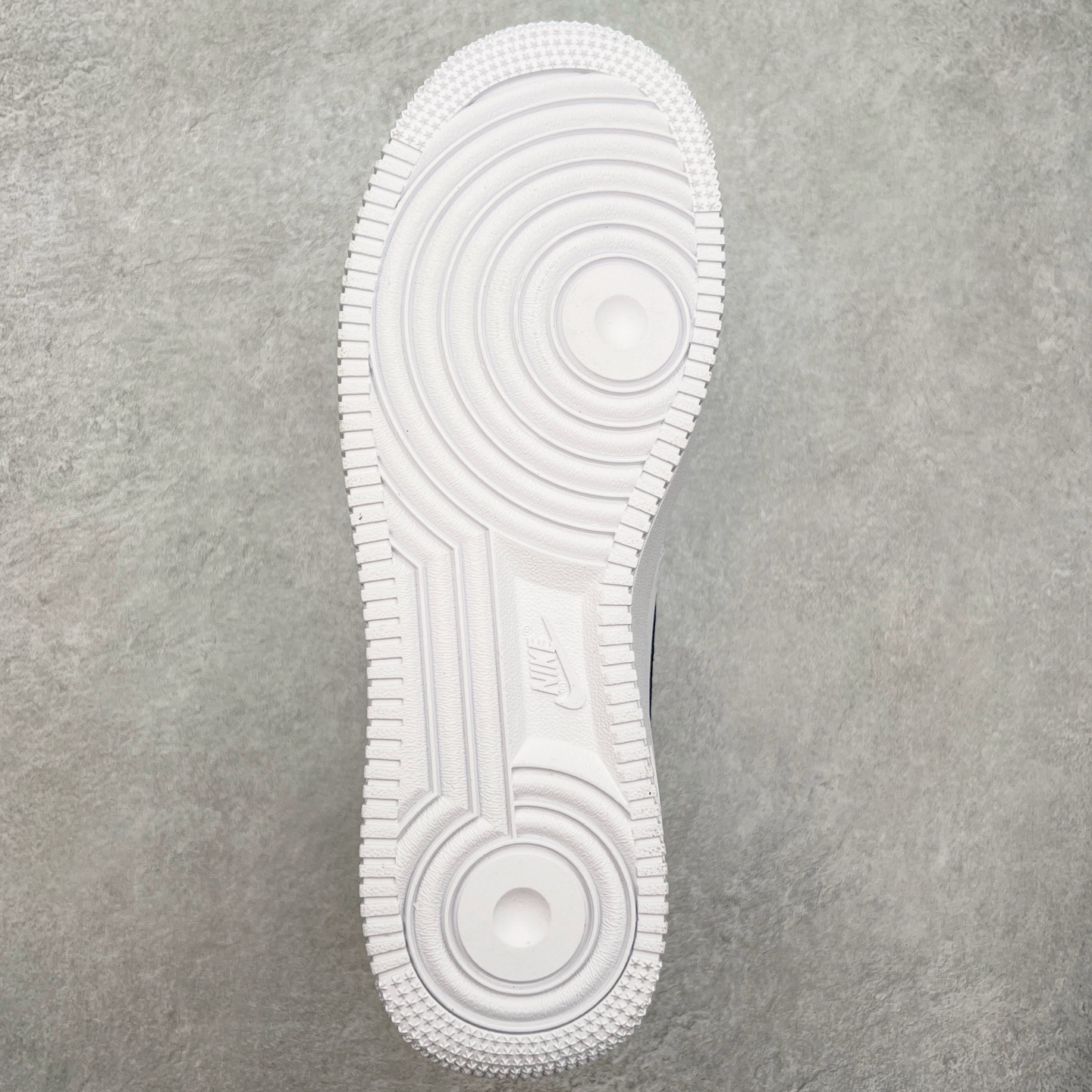 图片[9]-NK Air Force 1´07 Low 空军一号低帮百搭休闲运动板鞋 CU9225-102 柔软、弹性十足的缓震性能和出色的中底设计 横跨复古与现代的外型结合 造就出风靡全球 三十多年的Force 1 直到今天还深受青睐 尺码：36 36.5 37.5 38 38.5 39 40 40.5 41 42 42.5 43 44 44.5 45-选品中心