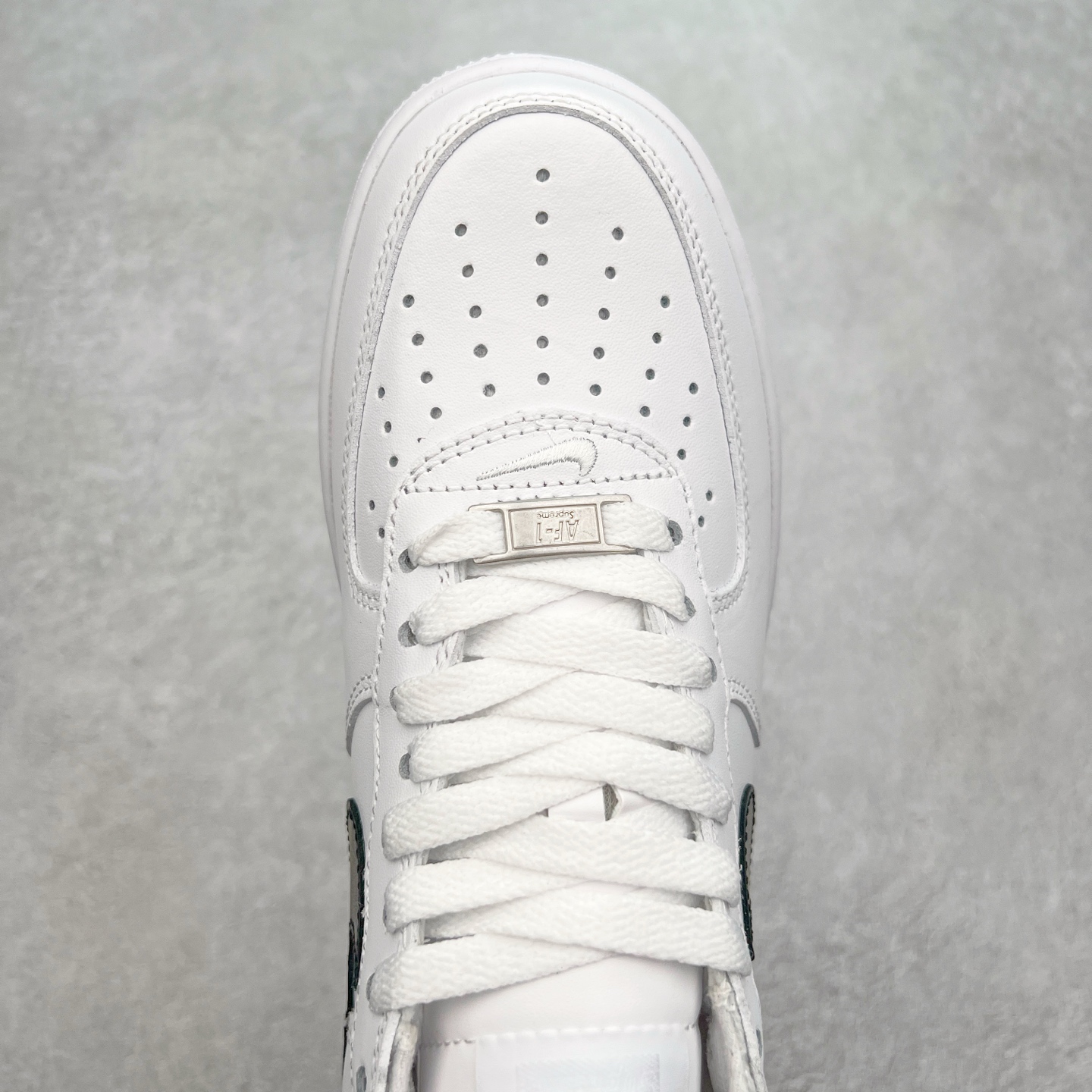 图片[4]-NK Air Force 1´07 Low 空军一号低帮百搭休闲运动板鞋 CU9225-102 柔软、弹性十足的缓震性能和出色的中底设计 横跨复古与现代的外型结合 造就出风靡全球 三十多年的Force 1 直到今天还深受青睐 尺码：36 36.5 37.5 38 38.5 39 40 40.5 41 42 42.5 43 44 44.5 45-选品中心