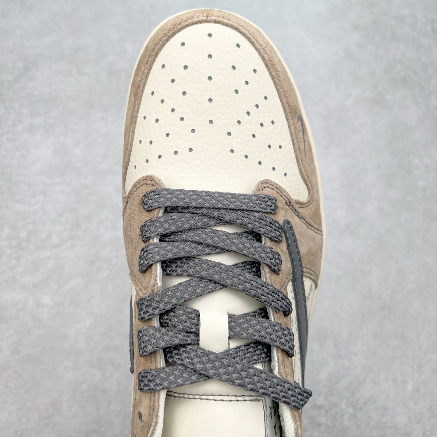 图片[4]-TS x Air Jordan AJ1 Low 倒钩低帮联名定制配色 XZ6188-690 原厂内置气垫魔块 A模大底 头层小牛皮 鞋舌AJ原厂专用牛津布+AJ专用反口珍珠布+原厂无杂质高弹内里海棉+特殊封边弹力鞋带 尺码：36 36.5 37.5 38 38.5 39 40 40.5 41 42 42.5 43 44 44.5 45 46 47.5-选品中心