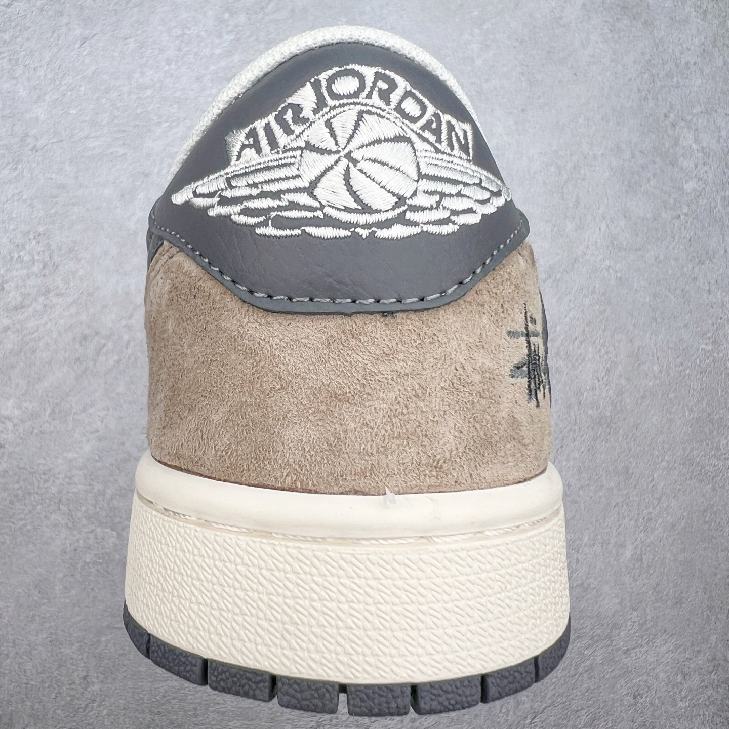 图片[8]-TS x Air Jordan AJ1 Low 倒钩低帮联名定制配色 XZ6188-690 原厂内置气垫魔块 A模大底 头层小牛皮 鞋舌AJ原厂专用牛津布+AJ专用反口珍珠布+原厂无杂质高弹内里海棉+特殊封边弹力鞋带 尺码：36 36.5 37.5 38 38.5 39 40 40.5 41 42 42.5 43 44 44.5 45 46 47.5-选品中心