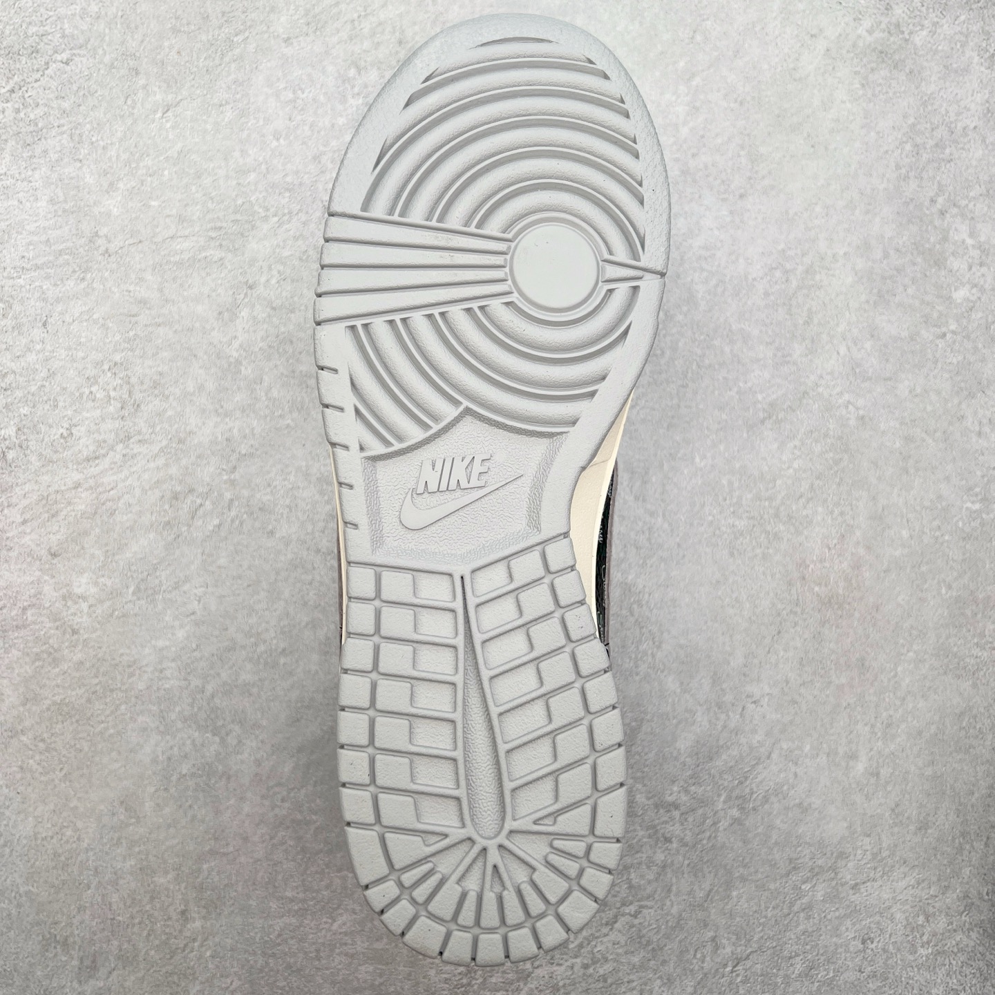 图片[9]-NK Dunk Low 定制配色 XX3186-201 大厂出品 极力推荐 原装头层材料 独家版型蒸餾加工帶來的是更好的视觉和脚感体验大厂纯原品质出货 清洁度 电绣工艺 皮料切割干净无任何毛边 细节完美 尺码：36 36.5 37.5 38 38.5 39 40 40.5 41 42 42.5 43 44 44.5 45-选品中心