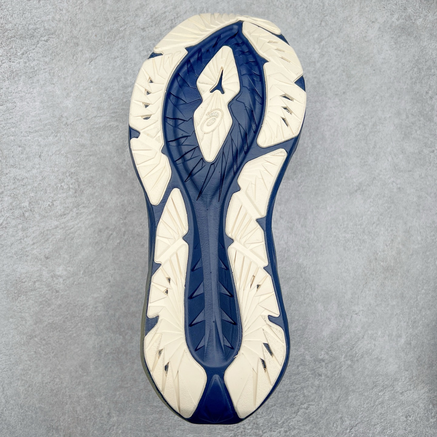 图片[9]-＃特价福利 ASICS NOVABLAST 4 亚瑟士舒适缓震跑鞋 鞋面从NOVABLAST 3的工程网眼升级为一片式轻量编织设计 提升了跑鞋的透气性 并配备结构鞋舌 进一步提升透气性的同时减少鞋舌滑动 从而实现更好的包裹感 后跟结构也是亮点之一 不仅提升了稳定性 还能给跑者提供更强支撑 上脚舒适度非常明显 无论如何跑跳晃动 双脚都被包裹的非常服帖舒适 同时前脚掌有足够空间 中足又很贴合 后跟高度和弧度也都非常舒适 从NOVABLAST 4 采用全新FF BLAST PLUS ECO轻量高能回弹泡棉材料 这是一种超过20%的生物基可再生资源 在带给跑者更舒适体验同时助力减轻环境负担 值得关注的是NOVABLAST 4将成为该系列首款贴有CO2e标签的鞋款 以进一步严格贯彻ASICS亚瑟士的可持续发展理念 大底采用了低密度设计的AHAR LO 更大程度增强鞋款耐磨性 提升使用寿命 外底液采用了全新设计 其灵感来源于植物的斐波那契螺旋叶片图案 独特的几何纹路使新一代鞋款的外观更具标志性 中底和大底设计都是为了让跑者获得更大的能量反馈 更强的回弹性 在跑步过程中轻弹畅跑 看配置就能感受到NOVABLAST 4 的优势 高回弹、高缓震、且耐用的综合长跑训练鞋 尺码：36 37 38 39 39.5 40 40.5 41.5 42 42.5 43.5 44 45-选品中心