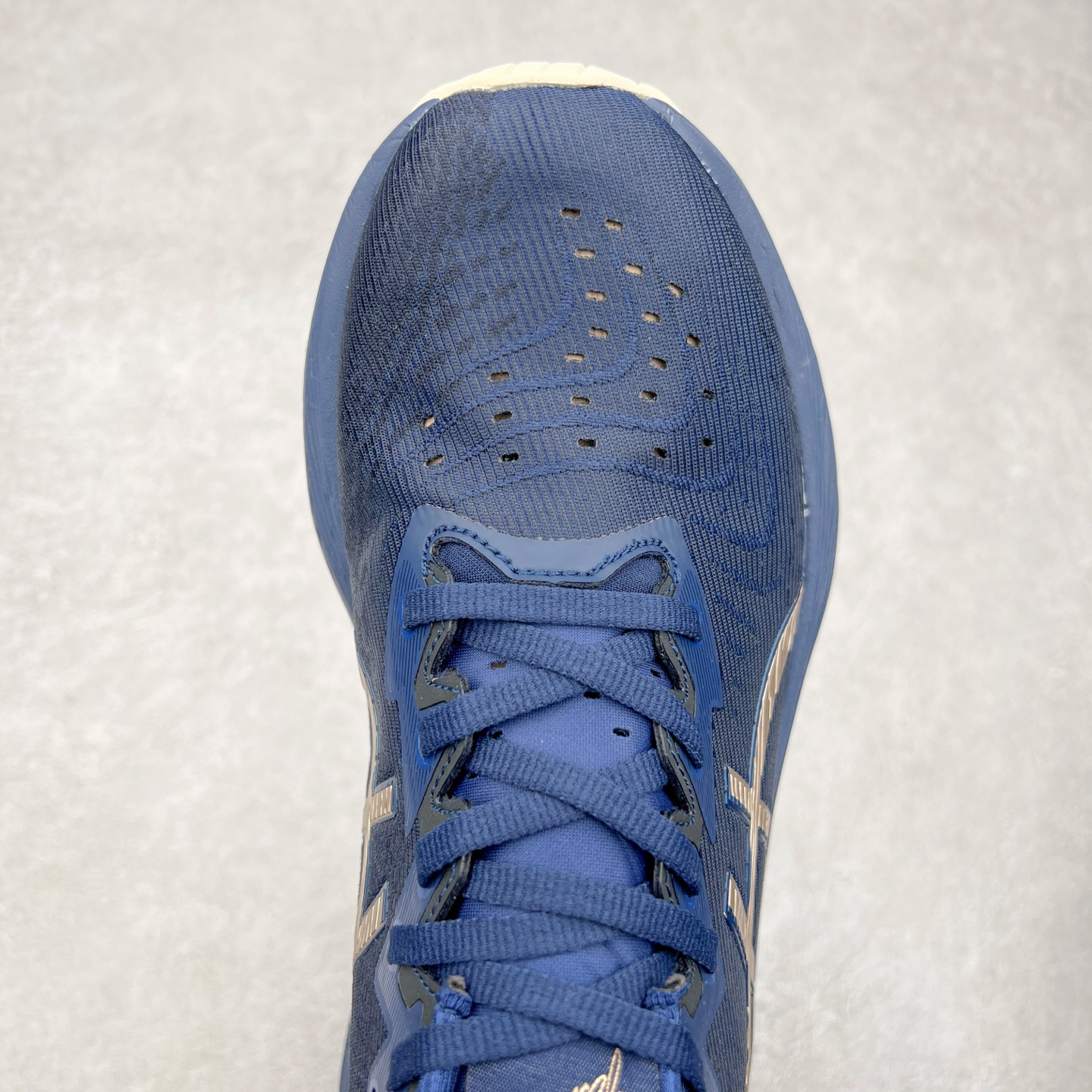 图片[4]-＃特价福利 ASICS NOVABLAST 4 亚瑟士舒适缓震跑鞋 鞋面从NOVABLAST 3的工程网眼升级为一片式轻量编织设计 提升了跑鞋的透气性 并配备结构鞋舌 进一步提升透气性的同时减少鞋舌滑动 从而实现更好的包裹感 后跟结构也是亮点之一 不仅提升了稳定性 还能给跑者提供更强支撑 上脚舒适度非常明显 无论如何跑跳晃动 双脚都被包裹的非常服帖舒适 同时前脚掌有足够空间 中足又很贴合 后跟高度和弧度也都非常舒适 从NOVABLAST 4 采用全新FF BLAST PLUS ECO轻量高能回弹泡棉材料 这是一种超过20%的生物基可再生资源 在带给跑者更舒适体验同时助力减轻环境负担 值得关注的是NOVABLAST 4将成为该系列首款贴有CO2e标签的鞋款 以进一步严格贯彻ASICS亚瑟士的可持续发展理念 大底采用了低密度设计的AHAR LO 更大程度增强鞋款耐磨性 提升使用寿命 外底液采用了全新设计 其灵感来源于植物的斐波那契螺旋叶片图案 独特的几何纹路使新一代鞋款的外观更具标志性 中底和大底设计都是为了让跑者获得更大的能量反馈 更强的回弹性 在跑步过程中轻弹畅跑 看配置就能感受到NOVABLAST 4 的优势 高回弹、高缓震、且耐用的综合长跑训练鞋 尺码：36 37 38 39 39.5 40 40.5 41.5 42 42.5 43.5 44 45-选品中心