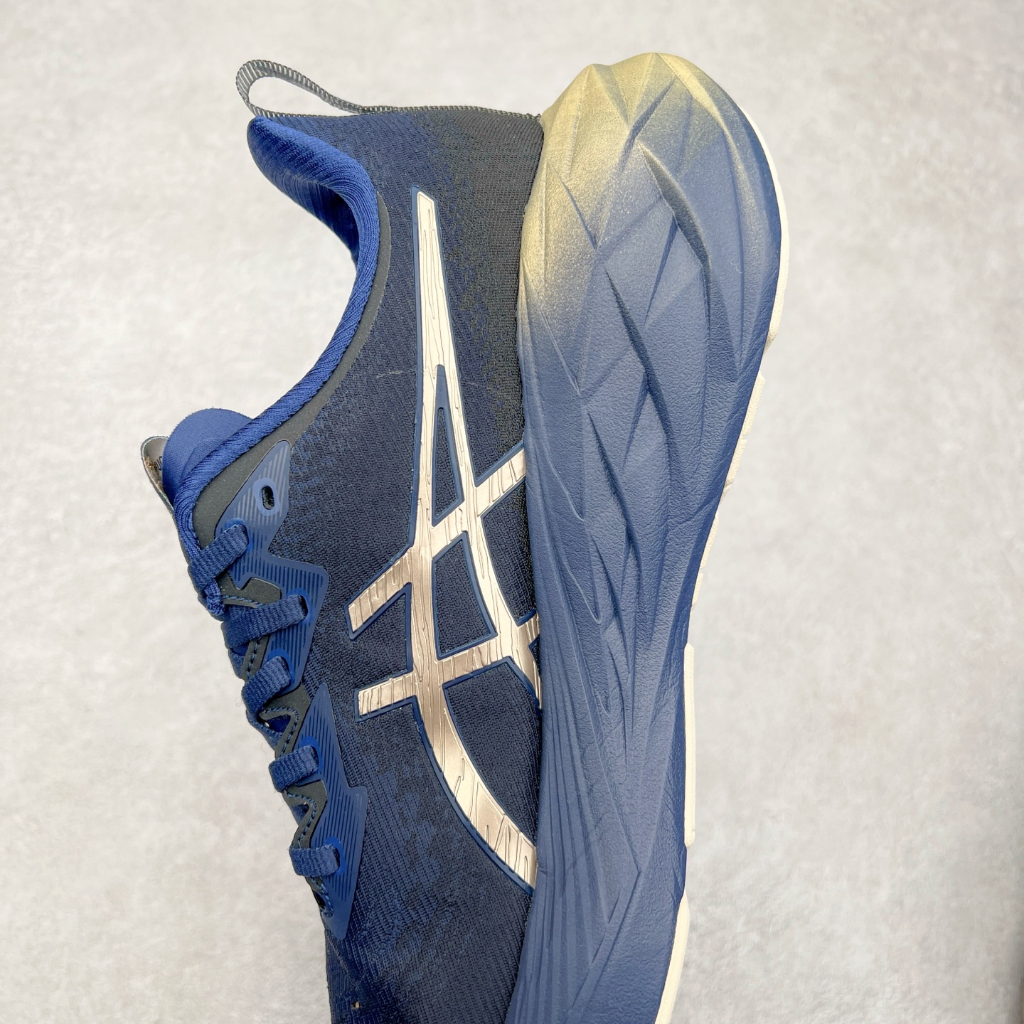 图片[7]-＃特价福利 ASICS NOVABLAST 4 亚瑟士舒适缓震跑鞋 鞋面从NOVABLAST 3的工程网眼升级为一片式轻量编织设计 提升了跑鞋的透气性 并配备结构鞋舌 进一步提升透气性的同时减少鞋舌滑动 从而实现更好的包裹感 后跟结构也是亮点之一 不仅提升了稳定性 还能给跑者提供更强支撑 上脚舒适度非常明显 无论如何跑跳晃动 双脚都被包裹的非常服帖舒适 同时前脚掌有足够空间 中足又很贴合 后跟高度和弧度也都非常舒适 从NOVABLAST 4 采用全新FF BLAST PLUS ECO轻量高能回弹泡棉材料 这是一种超过20%的生物基可再生资源 在带给跑者更舒适体验同时助力减轻环境负担 值得关注的是NOVABLAST 4将成为该系列首款贴有CO2e标签的鞋款 以进一步严格贯彻ASICS亚瑟士的可持续发展理念 大底采用了低密度设计的AHAR LO 更大程度增强鞋款耐磨性 提升使用寿命 外底液采用了全新设计 其灵感来源于植物的斐波那契螺旋叶片图案 独特的几何纹路使新一代鞋款的外观更具标志性 中底和大底设计都是为了让跑者获得更大的能量反馈 更强的回弹性 在跑步过程中轻弹畅跑 看配置就能感受到NOVABLAST 4 的优势 高回弹、高缓震、且耐用的综合长跑训练鞋 尺码：36 37 38 39 39.5 40 40.5 41.5 42 42.5 43.5 44 45-选品中心