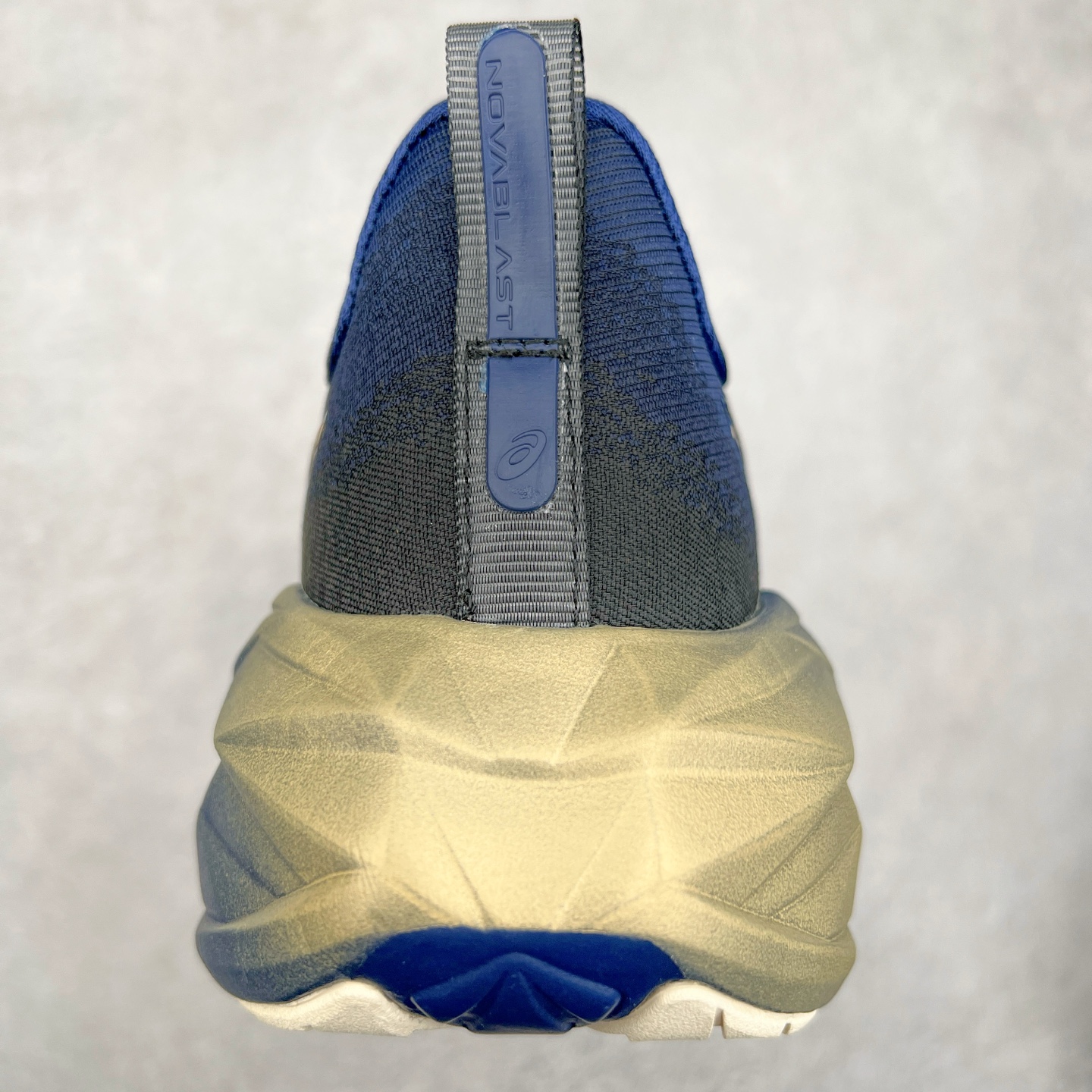 图片[8]-＃特价福利 ASICS NOVABLAST 4 亚瑟士舒适缓震跑鞋 鞋面从NOVABLAST 3的工程网眼升级为一片式轻量编织设计 提升了跑鞋的透气性 并配备结构鞋舌 进一步提升透气性的同时减少鞋舌滑动 从而实现更好的包裹感 后跟结构也是亮点之一 不仅提升了稳定性 还能给跑者提供更强支撑 上脚舒适度非常明显 无论如何跑跳晃动 双脚都被包裹的非常服帖舒适 同时前脚掌有足够空间 中足又很贴合 后跟高度和弧度也都非常舒适 从NOVABLAST 4 采用全新FF BLAST PLUS ECO轻量高能回弹泡棉材料 这是一种超过20%的生物基可再生资源 在带给跑者更舒适体验同时助力减轻环境负担 值得关注的是NOVABLAST 4将成为该系列首款贴有CO2e标签的鞋款 以进一步严格贯彻ASICS亚瑟士的可持续发展理念 大底采用了低密度设计的AHAR LO 更大程度增强鞋款耐磨性 提升使用寿命 外底液采用了全新设计 其灵感来源于植物的斐波那契螺旋叶片图案 独特的几何纹路使新一代鞋款的外观更具标志性 中底和大底设计都是为了让跑者获得更大的能量反馈 更强的回弹性 在跑步过程中轻弹畅跑 看配置就能感受到NOVABLAST 4 的优势 高回弹、高缓震、且耐用的综合长跑训练鞋 尺码：36 37 38 39 39.5 40 40.5 41.5 42 42.5 43.5 44 45-选品中心