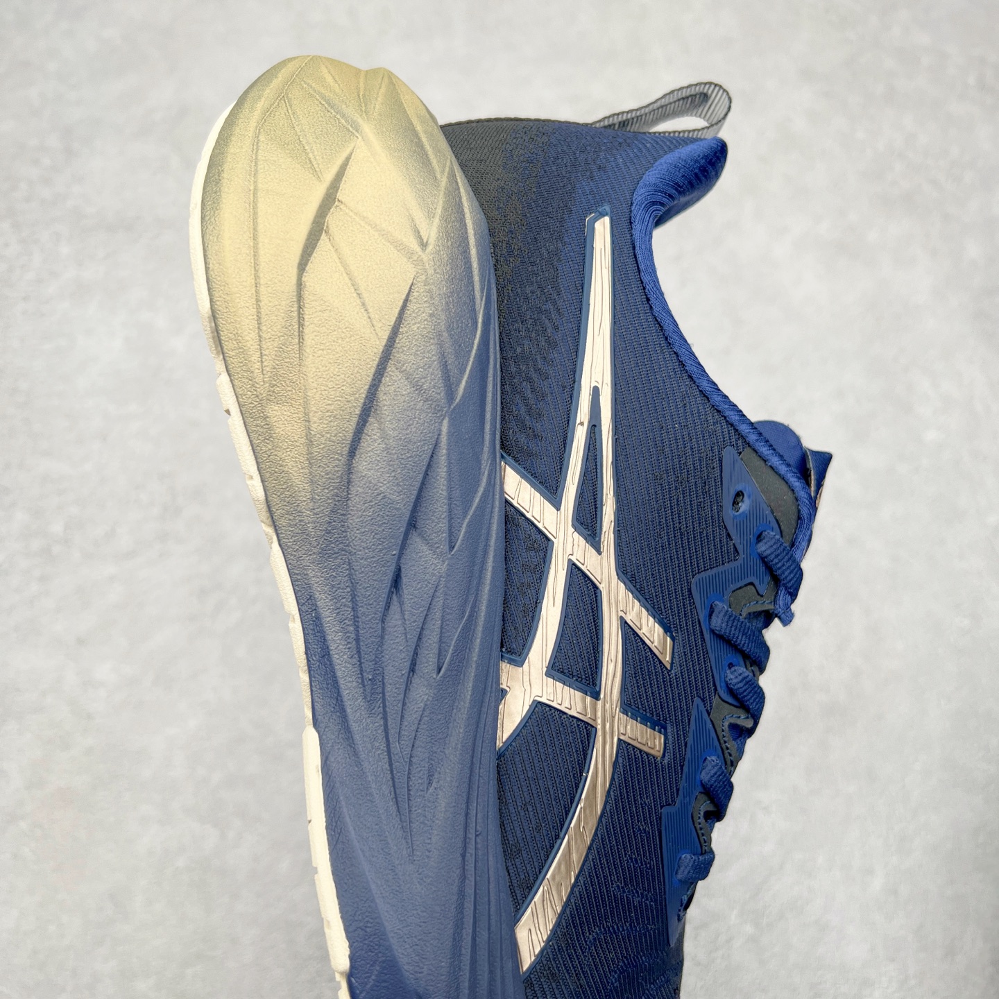 图片[6]-＃特价福利 ASICS NOVABLAST 4 亚瑟士舒适缓震跑鞋 鞋面从NOVABLAST 3的工程网眼升级为一片式轻量编织设计 提升了跑鞋的透气性 并配备结构鞋舌 进一步提升透气性的同时减少鞋舌滑动 从而实现更好的包裹感 后跟结构也是亮点之一 不仅提升了稳定性 还能给跑者提供更强支撑 上脚舒适度非常明显 无论如何跑跳晃动 双脚都被包裹的非常服帖舒适 同时前脚掌有足够空间 中足又很贴合 后跟高度和弧度也都非常舒适 从NOVABLAST 4 采用全新FF BLAST PLUS ECO轻量高能回弹泡棉材料 这是一种超过20%的生物基可再生资源 在带给跑者更舒适体验同时助力减轻环境负担 值得关注的是NOVABLAST 4将成为该系列首款贴有CO2e标签的鞋款 以进一步严格贯彻ASICS亚瑟士的可持续发展理念 大底采用了低密度设计的AHAR LO 更大程度增强鞋款耐磨性 提升使用寿命 外底液采用了全新设计 其灵感来源于植物的斐波那契螺旋叶片图案 独特的几何纹路使新一代鞋款的外观更具标志性 中底和大底设计都是为了让跑者获得更大的能量反馈 更强的回弹性 在跑步过程中轻弹畅跑 看配置就能感受到NOVABLAST 4 的优势 高回弹、高缓震、且耐用的综合长跑训练鞋 尺码：36 37 38 39 39.5 40 40.5 41.5 42 42.5 43.5 44 45-选品中心