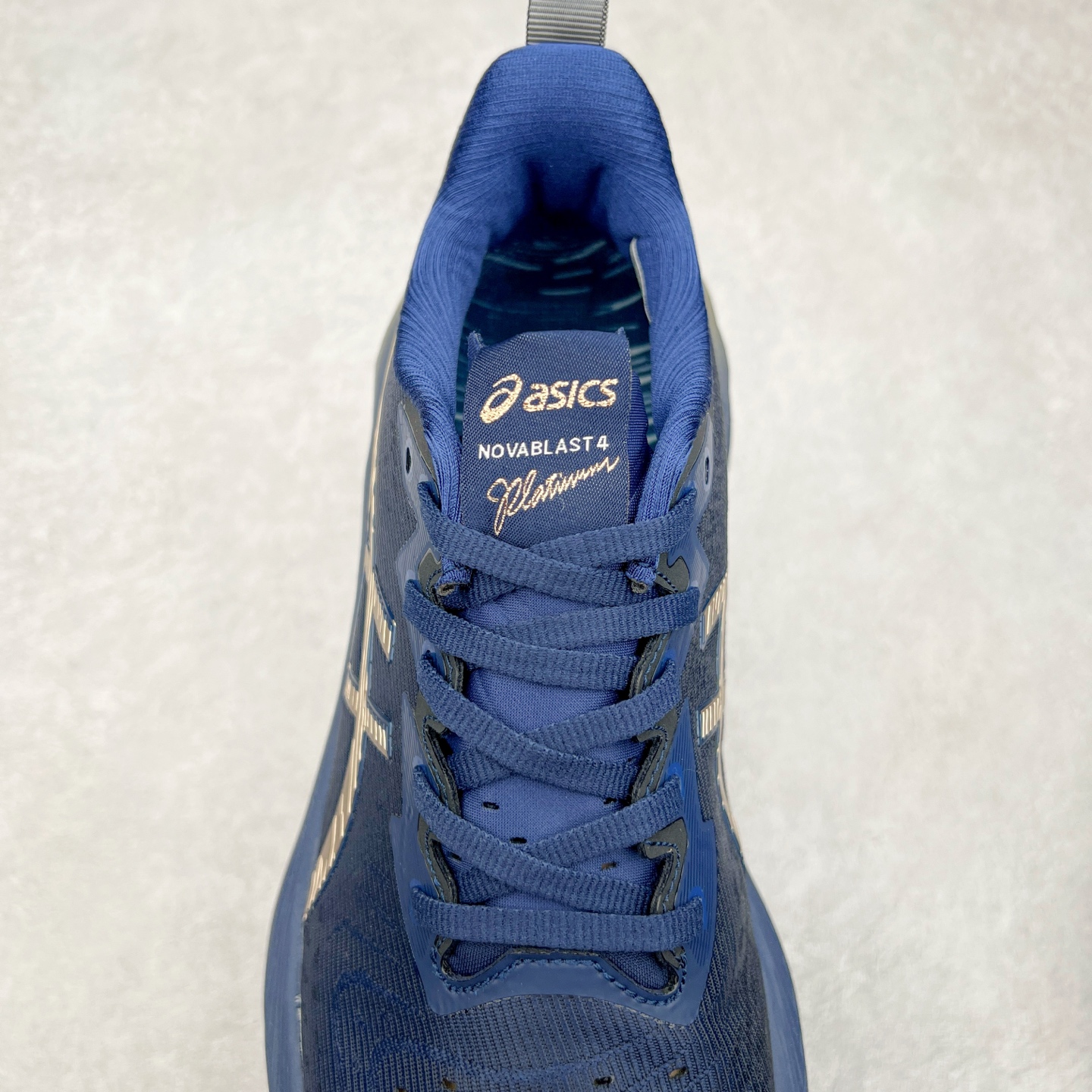 图片[5]-＃特价福利 ASICS NOVABLAST 4 亚瑟士舒适缓震跑鞋 鞋面从NOVABLAST 3的工程网眼升级为一片式轻量编织设计 提升了跑鞋的透气性 并配备结构鞋舌 进一步提升透气性的同时减少鞋舌滑动 从而实现更好的包裹感 后跟结构也是亮点之一 不仅提升了稳定性 还能给跑者提供更强支撑 上脚舒适度非常明显 无论如何跑跳晃动 双脚都被包裹的非常服帖舒适 同时前脚掌有足够空间 中足又很贴合 后跟高度和弧度也都非常舒适 从NOVABLAST 4 采用全新FF BLAST PLUS ECO轻量高能回弹泡棉材料 这是一种超过20%的生物基可再生资源 在带给跑者更舒适体验同时助力减轻环境负担 值得关注的是NOVABLAST 4将成为该系列首款贴有CO2e标签的鞋款 以进一步严格贯彻ASICS亚瑟士的可持续发展理念 大底采用了低密度设计的AHAR LO 更大程度增强鞋款耐磨性 提升使用寿命 外底液采用了全新设计 其灵感来源于植物的斐波那契螺旋叶片图案 独特的几何纹路使新一代鞋款的外观更具标志性 中底和大底设计都是为了让跑者获得更大的能量反馈 更强的回弹性 在跑步过程中轻弹畅跑 看配置就能感受到NOVABLAST 4 的优势 高回弹、高缓震、且耐用的综合长跑训练鞋 尺码：36 37 38 39 39.5 40 40.5 41.5 42 42.5 43.5 44 45-选品中心