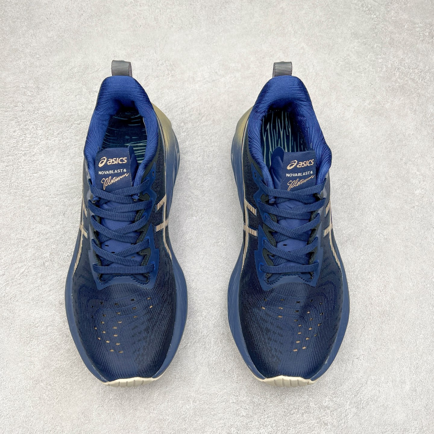 图片[2]-＃特价福利 ASICS NOVABLAST 4 亚瑟士舒适缓震跑鞋 鞋面从NOVABLAST 3的工程网眼升级为一片式轻量编织设计 提升了跑鞋的透气性 并配备结构鞋舌 进一步提升透气性的同时减少鞋舌滑动 从而实现更好的包裹感 后跟结构也是亮点之一 不仅提升了稳定性 还能给跑者提供更强支撑 上脚舒适度非常明显 无论如何跑跳晃动 双脚都被包裹的非常服帖舒适 同时前脚掌有足够空间 中足又很贴合 后跟高度和弧度也都非常舒适 从NOVABLAST 4 采用全新FF BLAST PLUS ECO轻量高能回弹泡棉材料 这是一种超过20%的生物基可再生资源 在带给跑者更舒适体验同时助力减轻环境负担 值得关注的是NOVABLAST 4将成为该系列首款贴有CO2e标签的鞋款 以进一步严格贯彻ASICS亚瑟士的可持续发展理念 大底采用了低密度设计的AHAR LO 更大程度增强鞋款耐磨性 提升使用寿命 外底液采用了全新设计 其灵感来源于植物的斐波那契螺旋叶片图案 独特的几何纹路使新一代鞋款的外观更具标志性 中底和大底设计都是为了让跑者获得更大的能量反馈 更强的回弹性 在跑步过程中轻弹畅跑 看配置就能感受到NOVABLAST 4 的优势 高回弹、高缓震、且耐用的综合长跑训练鞋 尺码：36 37 38 39 39.5 40 40.5 41.5 42 42.5 43.5 44 45-选品中心