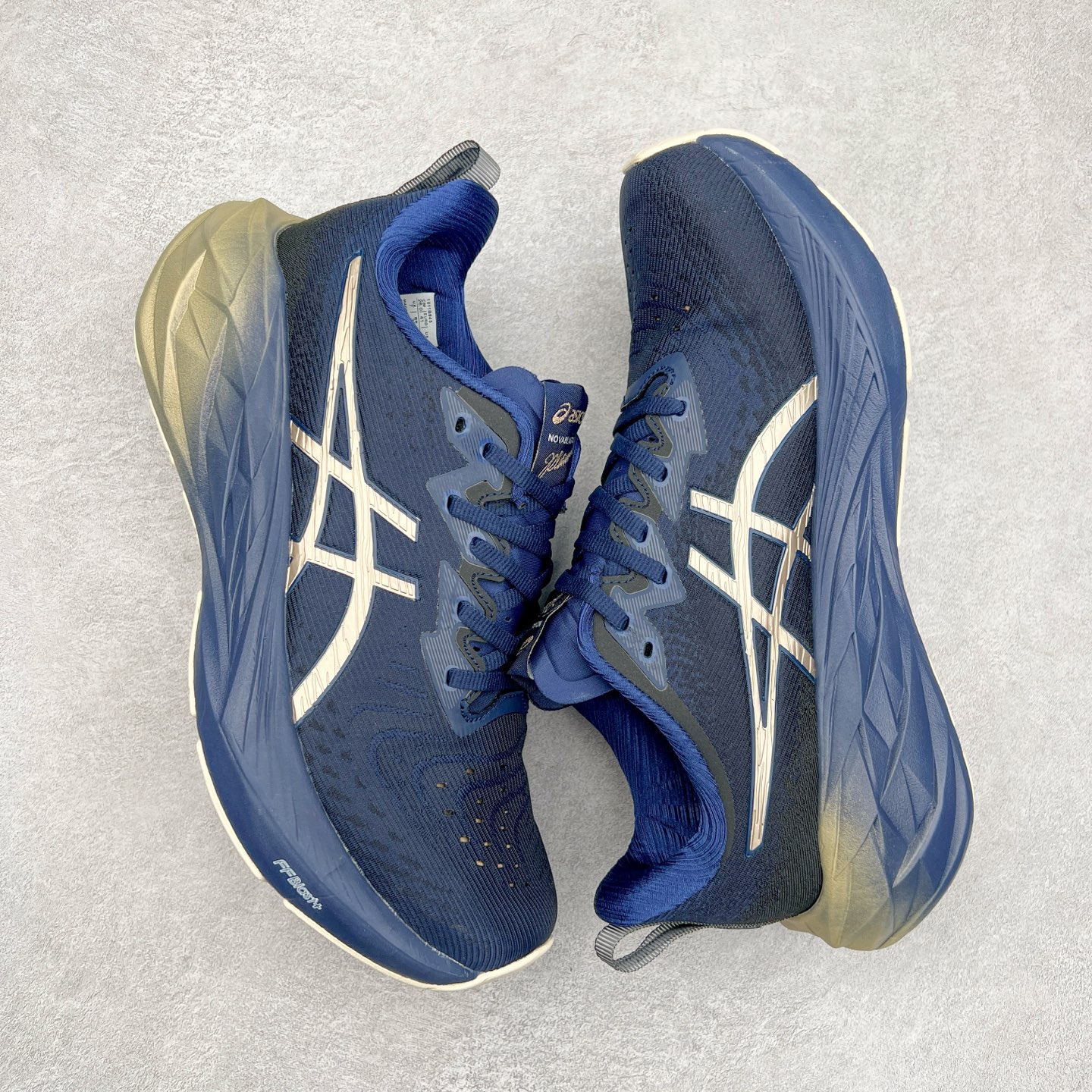 图片[3]-＃特价福利 ASICS NOVABLAST 4 亚瑟士舒适缓震跑鞋 鞋面从NOVABLAST 3的工程网眼升级为一片式轻量编织设计 提升了跑鞋的透气性 并配备结构鞋舌 进一步提升透气性的同时减少鞋舌滑动 从而实现更好的包裹感 后跟结构也是亮点之一 不仅提升了稳定性 还能给跑者提供更强支撑 上脚舒适度非常明显 无论如何跑跳晃动 双脚都被包裹的非常服帖舒适 同时前脚掌有足够空间 中足又很贴合 后跟高度和弧度也都非常舒适 从NOVABLAST 4 采用全新FF BLAST PLUS ECO轻量高能回弹泡棉材料 这是一种超过20%的生物基可再生资源 在带给跑者更舒适体验同时助力减轻环境负担 值得关注的是NOVABLAST 4将成为该系列首款贴有CO2e标签的鞋款 以进一步严格贯彻ASICS亚瑟士的可持续发展理念 大底采用了低密度设计的AHAR LO 更大程度增强鞋款耐磨性 提升使用寿命 外底液采用了全新设计 其灵感来源于植物的斐波那契螺旋叶片图案 独特的几何纹路使新一代鞋款的外观更具标志性 中底和大底设计都是为了让跑者获得更大的能量反馈 更强的回弹性 在跑步过程中轻弹畅跑 看配置就能感受到NOVABLAST 4 的优势 高回弹、高缓震、且耐用的综合长跑训练鞋 尺码：36 37 38 39 39.5 40 40.5 41.5 42 42.5 43.5 44 45-选品中心