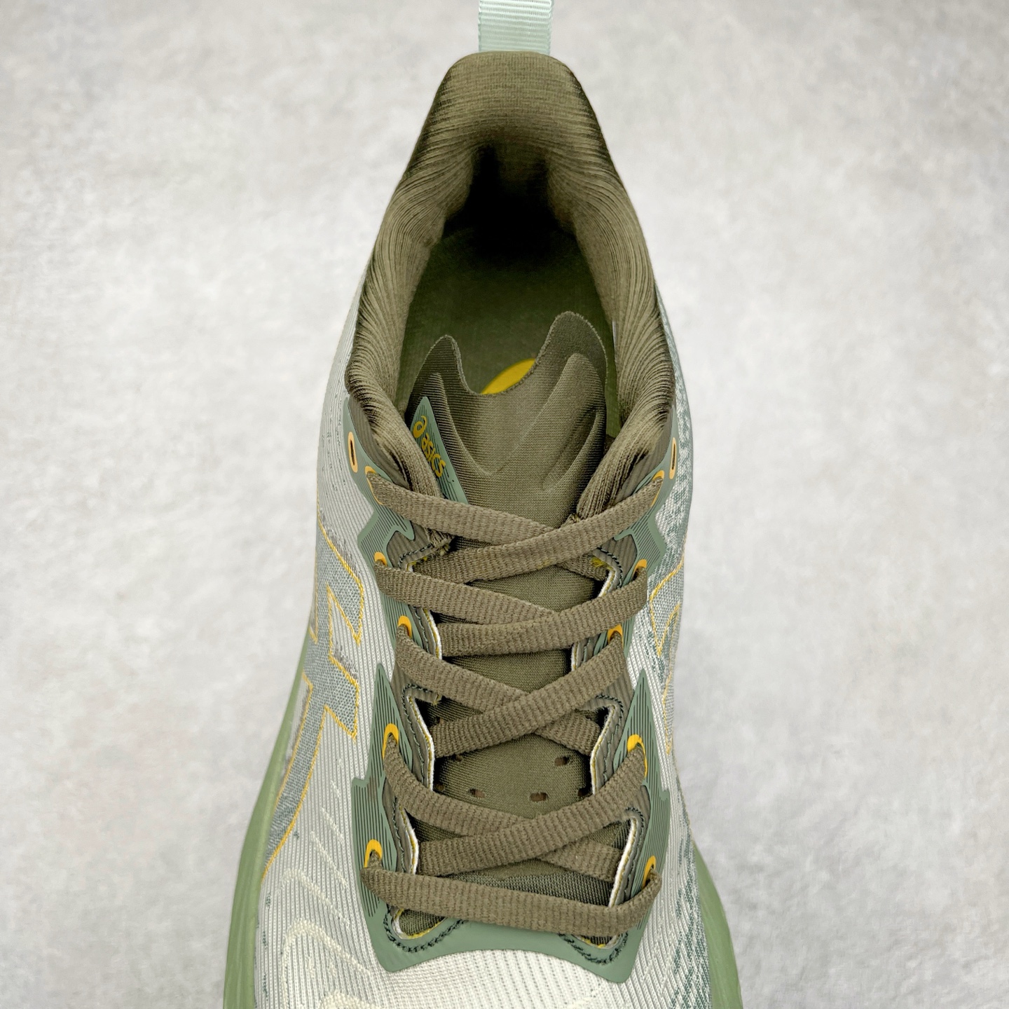 图片[5]-＃特价福利 ASICS NOVABLAST 4 亚瑟士舒适缓震跑鞋 鞋面从NOVABLAST 3的工程网眼升级为一片式轻量编织设计 提升了跑鞋的透气性 并配备结构鞋舌 进一步提升透气性的同时减少鞋舌滑动 从而实现更好的包裹感 后跟结构也是亮点之一 不仅提升了稳定性 还能给跑者提供更强支撑 上脚舒适度非常明显 无论如何跑跳晃动 双脚都被包裹的非常服帖舒适 同时前脚掌有足够空间 中足又很贴合 后跟高度和弧度也都非常舒适 从NOVABLAST 4 采用全新FF BLAST PLUS ECO轻量高能回弹泡棉材料 这是一种超过20%的生物基可再生资源 在带给跑者更舒适体验同时助力减轻环境负担 值得关注的是NOVABLAST 4将成为该系列首款贴有CO2e标签的鞋款 以进一步严格贯彻ASICS亚瑟士的可持续发展理念 大底采用了低密度设计的AHAR LO 更大程度增强鞋款耐磨性 提升使用寿命 外底液采用了全新设计 其灵感来源于植物的斐波那契螺旋叶片图案 独特的几何纹路使新一代鞋款的外观更具标志性 中底和大底设计都是为了让跑者获得更大的能量反馈 更强的回弹性 在跑步过程中轻弹畅跑 看配置就能感受到NOVABLAST 4 的优势 高回弹、高缓震、且耐用的综合长跑训练鞋 尺码：36 37 38 39 39.5 40 40.5 41.5 42 42.5 43.5 44 45-选品中心