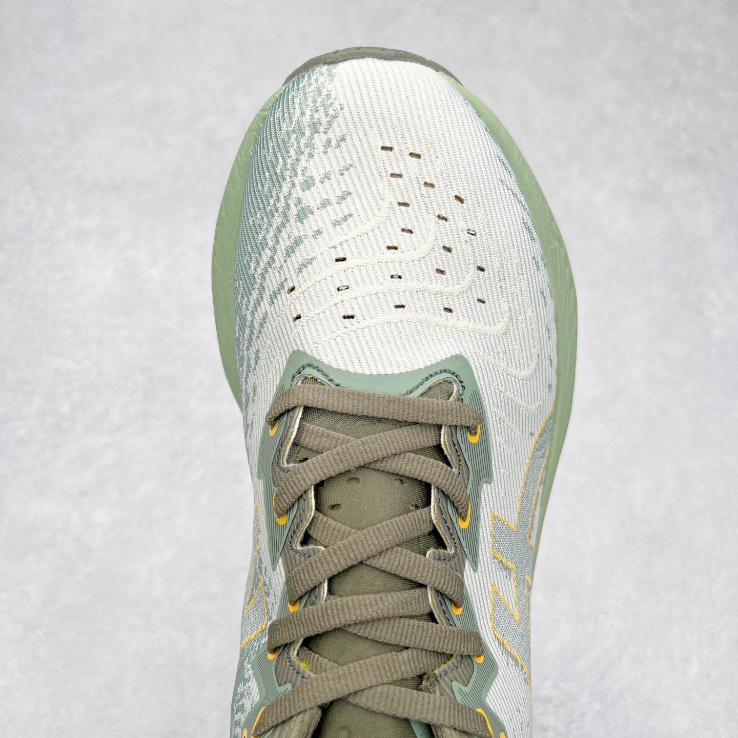 图片[4]-＃特价福利 ASICS NOVABLAST 4 亚瑟士舒适缓震跑鞋 鞋面从NOVABLAST 3的工程网眼升级为一片式轻量编织设计 提升了跑鞋的透气性 并配备结构鞋舌 进一步提升透气性的同时减少鞋舌滑动 从而实现更好的包裹感 后跟结构也是亮点之一 不仅提升了稳定性 还能给跑者提供更强支撑 上脚舒适度非常明显 无论如何跑跳晃动 双脚都被包裹的非常服帖舒适 同时前脚掌有足够空间 中足又很贴合 后跟高度和弧度也都非常舒适 从NOVABLAST 4 采用全新FF BLAST PLUS ECO轻量高能回弹泡棉材料 这是一种超过20%的生物基可再生资源 在带给跑者更舒适体验同时助力减轻环境负担 值得关注的是NOVABLAST 4将成为该系列首款贴有CO2e标签的鞋款 以进一步严格贯彻ASICS亚瑟士的可持续发展理念 大底采用了低密度设计的AHAR LO 更大程度增强鞋款耐磨性 提升使用寿命 外底液采用了全新设计 其灵感来源于植物的斐波那契螺旋叶片图案 独特的几何纹路使新一代鞋款的外观更具标志性 中底和大底设计都是为了让跑者获得更大的能量反馈 更强的回弹性 在跑步过程中轻弹畅跑 看配置就能感受到NOVABLAST 4 的优势 高回弹、高缓震、且耐用的综合长跑训练鞋 尺码：36 37 38 39 39.5 40 40.5 41.5 42 42.5 43.5 44 45-选品中心