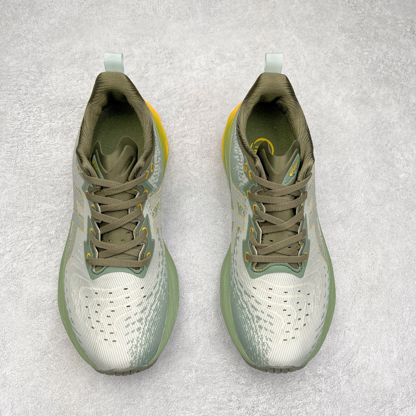 图片[2]-＃特价福利 ASICS NOVABLAST 4 亚瑟士舒适缓震跑鞋 鞋面从NOVABLAST 3的工程网眼升级为一片式轻量编织设计 提升了跑鞋的透气性 并配备结构鞋舌 进一步提升透气性的同时减少鞋舌滑动 从而实现更好的包裹感 后跟结构也是亮点之一 不仅提升了稳定性 还能给跑者提供更强支撑 上脚舒适度非常明显 无论如何跑跳晃动 双脚都被包裹的非常服帖舒适 同时前脚掌有足够空间 中足又很贴合 后跟高度和弧度也都非常舒适 从NOVABLAST 4 采用全新FF BLAST PLUS ECO轻量高能回弹泡棉材料 这是一种超过20%的生物基可再生资源 在带给跑者更舒适体验同时助力减轻环境负担 值得关注的是NOVABLAST 4将成为该系列首款贴有CO2e标签的鞋款 以进一步严格贯彻ASICS亚瑟士的可持续发展理念 大底采用了低密度设计的AHAR LO 更大程度增强鞋款耐磨性 提升使用寿命 外底液采用了全新设计 其灵感来源于植物的斐波那契螺旋叶片图案 独特的几何纹路使新一代鞋款的外观更具标志性 中底和大底设计都是为了让跑者获得更大的能量反馈 更强的回弹性 在跑步过程中轻弹畅跑 看配置就能感受到NOVABLAST 4 的优势 高回弹、高缓震、且耐用的综合长跑训练鞋 尺码：36 37 38 39 39.5 40 40.5 41.5 42 42.5 43.5 44 45-选品中心