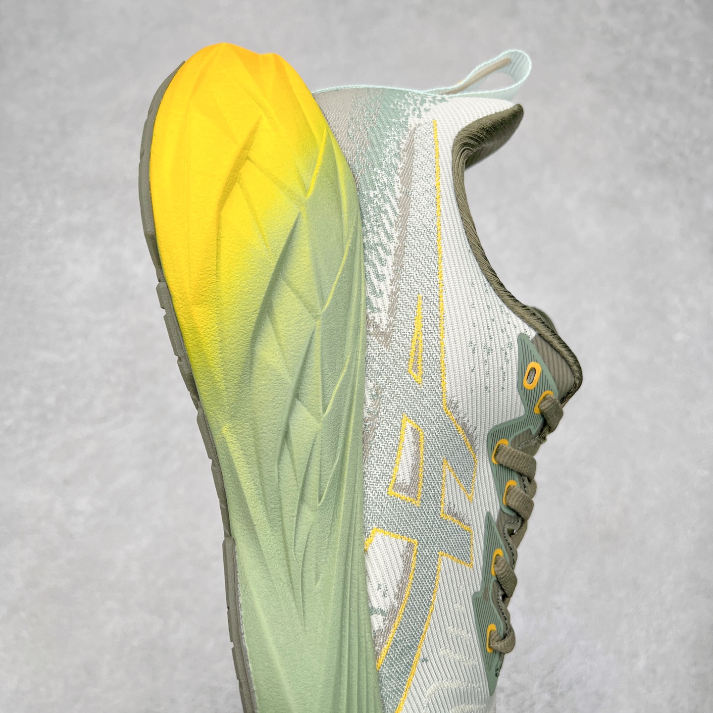 图片[6]-＃特价福利 ASICS NOVABLAST 4 亚瑟士舒适缓震跑鞋 鞋面从NOVABLAST 3的工程网眼升级为一片式轻量编织设计 提升了跑鞋的透气性 并配备结构鞋舌 进一步提升透气性的同时减少鞋舌滑动 从而实现更好的包裹感 后跟结构也是亮点之一 不仅提升了稳定性 还能给跑者提供更强支撑 上脚舒适度非常明显 无论如何跑跳晃动 双脚都被包裹的非常服帖舒适 同时前脚掌有足够空间 中足又很贴合 后跟高度和弧度也都非常舒适 从NOVABLAST 4 采用全新FF BLAST PLUS ECO轻量高能回弹泡棉材料 这是一种超过20%的生物基可再生资源 在带给跑者更舒适体验同时助力减轻环境负担 值得关注的是NOVABLAST 4将成为该系列首款贴有CO2e标签的鞋款 以进一步严格贯彻ASICS亚瑟士的可持续发展理念 大底采用了低密度设计的AHAR LO 更大程度增强鞋款耐磨性 提升使用寿命 外底液采用了全新设计 其灵感来源于植物的斐波那契螺旋叶片图案 独特的几何纹路使新一代鞋款的外观更具标志性 中底和大底设计都是为了让跑者获得更大的能量反馈 更强的回弹性 在跑步过程中轻弹畅跑 看配置就能感受到NOVABLAST 4 的优势 高回弹、高缓震、且耐用的综合长跑训练鞋 尺码：36 37 38 39 39.5 40 40.5 41.5 42 42.5 43.5 44 45-选品中心