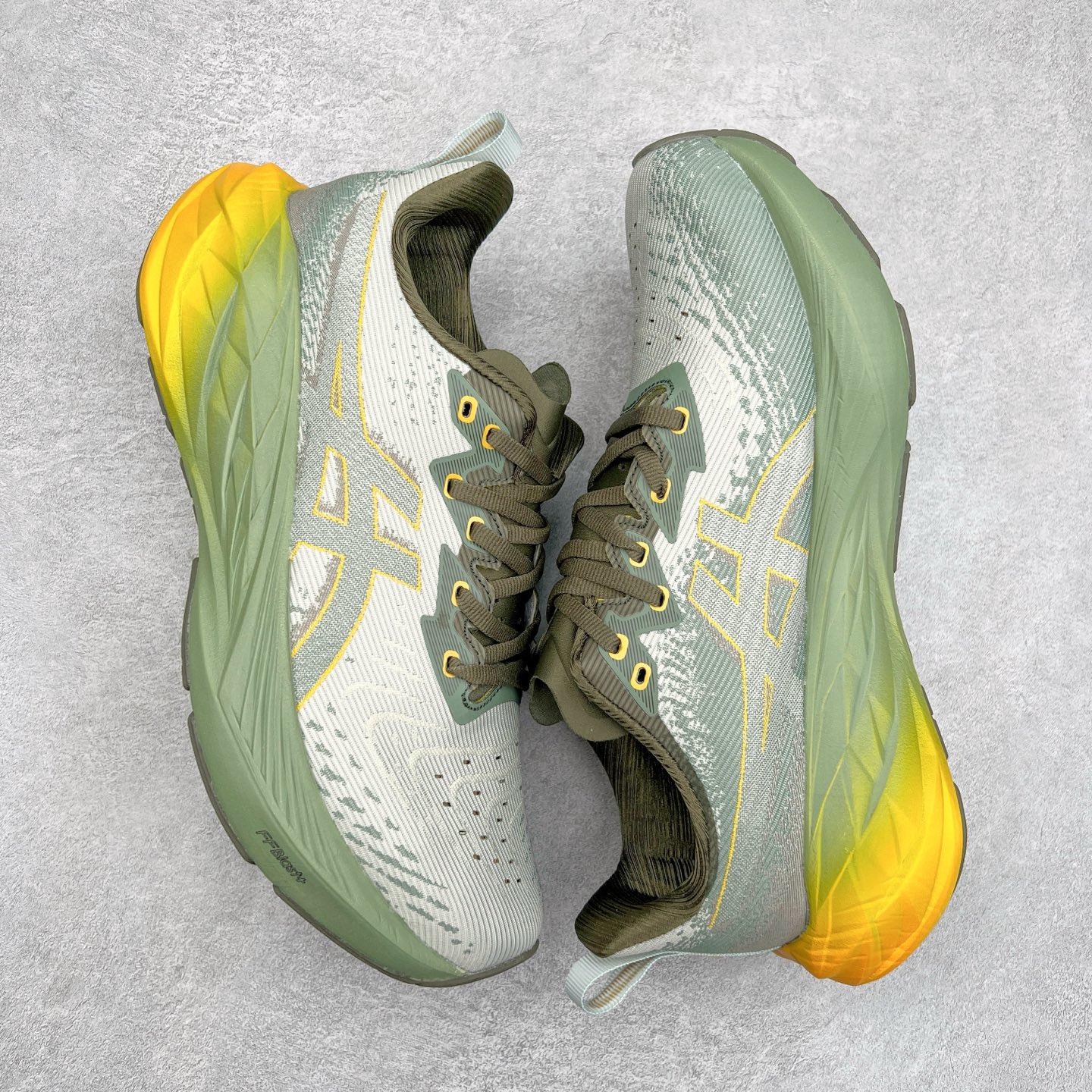 图片[3]-＃特价福利 ASICS NOVABLAST 4 亚瑟士舒适缓震跑鞋 鞋面从NOVABLAST 3的工程网眼升级为一片式轻量编织设计 提升了跑鞋的透气性 并配备结构鞋舌 进一步提升透气性的同时减少鞋舌滑动 从而实现更好的包裹感 后跟结构也是亮点之一 不仅提升了稳定性 还能给跑者提供更强支撑 上脚舒适度非常明显 无论如何跑跳晃动 双脚都被包裹的非常服帖舒适 同时前脚掌有足够空间 中足又很贴合 后跟高度和弧度也都非常舒适 从NOVABLAST 4 采用全新FF BLAST PLUS ECO轻量高能回弹泡棉材料 这是一种超过20%的生物基可再生资源 在带给跑者更舒适体验同时助力减轻环境负担 值得关注的是NOVABLAST 4将成为该系列首款贴有CO2e标签的鞋款 以进一步严格贯彻ASICS亚瑟士的可持续发展理念 大底采用了低密度设计的AHAR LO 更大程度增强鞋款耐磨性 提升使用寿命 外底液采用了全新设计 其灵感来源于植物的斐波那契螺旋叶片图案 独特的几何纹路使新一代鞋款的外观更具标志性 中底和大底设计都是为了让跑者获得更大的能量反馈 更强的回弹性 在跑步过程中轻弹畅跑 看配置就能感受到NOVABLAST 4 的优势 高回弹、高缓震、且耐用的综合长跑训练鞋 尺码：36 37 38 39 39.5 40 40.5 41.5 42 42.5 43.5 44 45-选品中心