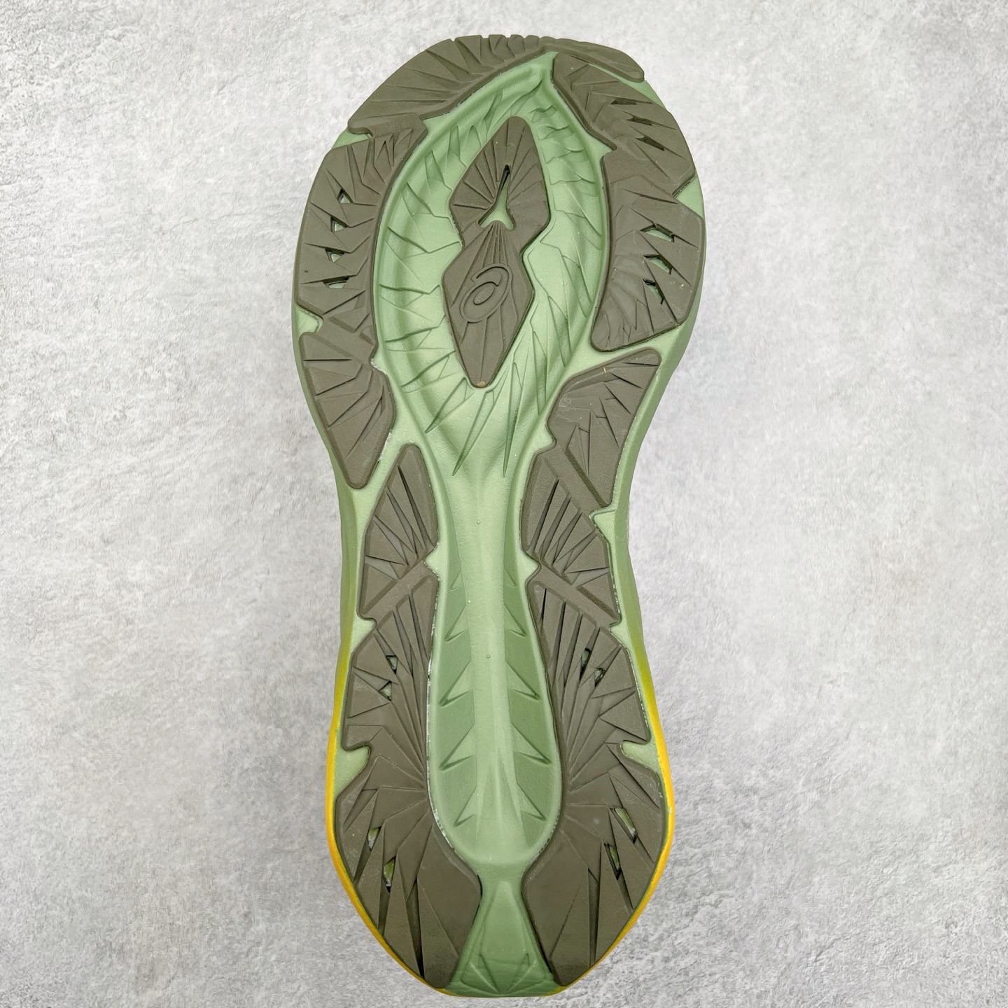 图片[9]-＃特价福利 ASICS NOVABLAST 4 亚瑟士舒适缓震跑鞋 鞋面从NOVABLAST 3的工程网眼升级为一片式轻量编织设计 提升了跑鞋的透气性 并配备结构鞋舌 进一步提升透气性的同时减少鞋舌滑动 从而实现更好的包裹感 后跟结构也是亮点之一 不仅提升了稳定性 还能给跑者提供更强支撑 上脚舒适度非常明显 无论如何跑跳晃动 双脚都被包裹的非常服帖舒适 同时前脚掌有足够空间 中足又很贴合 后跟高度和弧度也都非常舒适 从NOVABLAST 4 采用全新FF BLAST PLUS ECO轻量高能回弹泡棉材料 这是一种超过20%的生物基可再生资源 在带给跑者更舒适体验同时助力减轻环境负担 值得关注的是NOVABLAST 4将成为该系列首款贴有CO2e标签的鞋款 以进一步严格贯彻ASICS亚瑟士的可持续发展理念 大底采用了低密度设计的AHAR LO 更大程度增强鞋款耐磨性 提升使用寿命 外底液采用了全新设计 其灵感来源于植物的斐波那契螺旋叶片图案 独特的几何纹路使新一代鞋款的外观更具标志性 中底和大底设计都是为了让跑者获得更大的能量反馈 更强的回弹性 在跑步过程中轻弹畅跑 看配置就能感受到NOVABLAST 4 的优势 高回弹、高缓震、且耐用的综合长跑训练鞋 尺码：36 37 38 39 39.5 40 40.5 41.5 42 42.5 43.5 44 45-选品中心