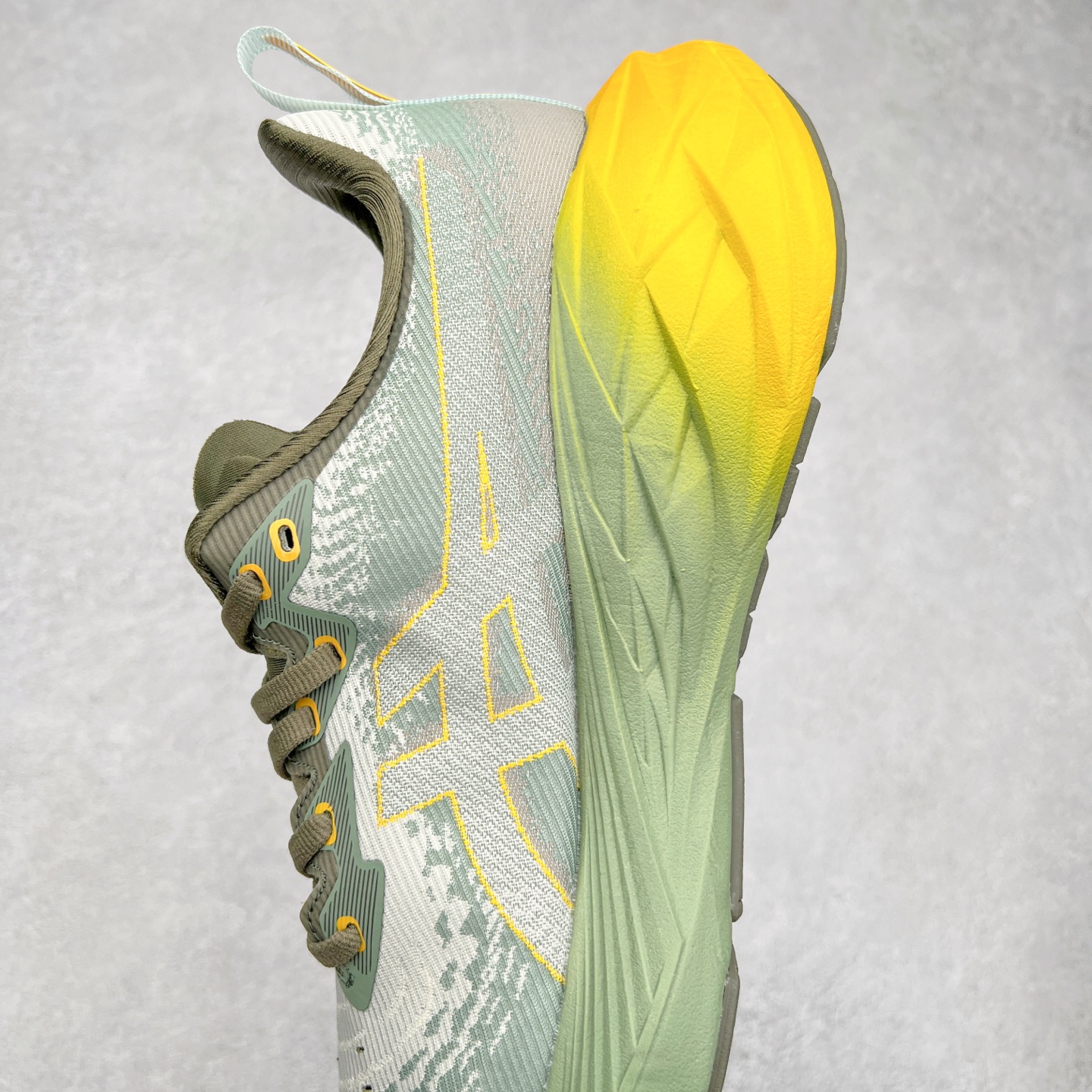 图片[7]-＃特价福利 ASICS NOVABLAST 4 亚瑟士舒适缓震跑鞋 鞋面从NOVABLAST 3的工程网眼升级为一片式轻量编织设计 提升了跑鞋的透气性 并配备结构鞋舌 进一步提升透气性的同时减少鞋舌滑动 从而实现更好的包裹感 后跟结构也是亮点之一 不仅提升了稳定性 还能给跑者提供更强支撑 上脚舒适度非常明显 无论如何跑跳晃动 双脚都被包裹的非常服帖舒适 同时前脚掌有足够空间 中足又很贴合 后跟高度和弧度也都非常舒适 从NOVABLAST 4 采用全新FF BLAST PLUS ECO轻量高能回弹泡棉材料 这是一种超过20%的生物基可再生资源 在带给跑者更舒适体验同时助力减轻环境负担 值得关注的是NOVABLAST 4将成为该系列首款贴有CO2e标签的鞋款 以进一步严格贯彻ASICS亚瑟士的可持续发展理念 大底采用了低密度设计的AHAR LO 更大程度增强鞋款耐磨性 提升使用寿命 外底液采用了全新设计 其灵感来源于植物的斐波那契螺旋叶片图案 独特的几何纹路使新一代鞋款的外观更具标志性 中底和大底设计都是为了让跑者获得更大的能量反馈 更强的回弹性 在跑步过程中轻弹畅跑 看配置就能感受到NOVABLAST 4 的优势 高回弹、高缓震、且耐用的综合长跑训练鞋 尺码：36 37 38 39 39.5 40 40.5 41.5 42 42.5 43.5 44 45-选品中心