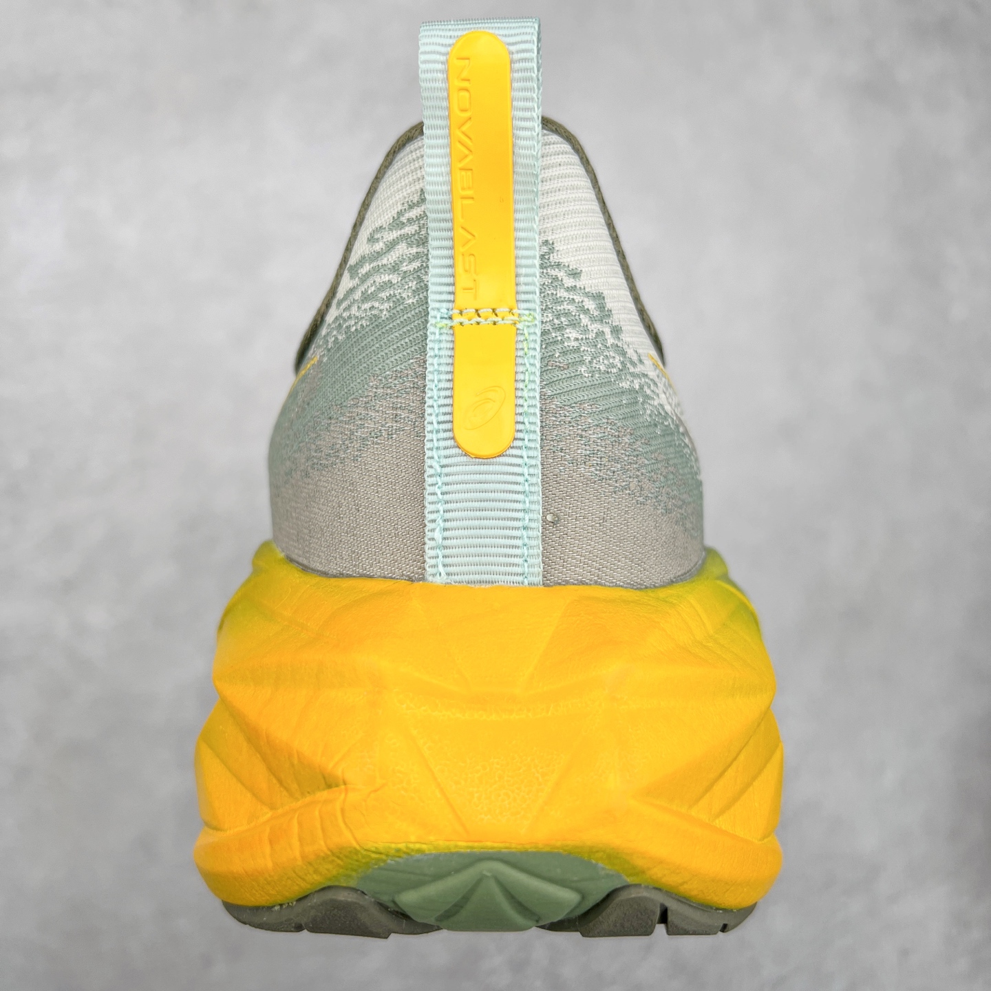 图片[8]-＃特价福利 ASICS NOVABLAST 4 亚瑟士舒适缓震跑鞋 鞋面从NOVABLAST 3的工程网眼升级为一片式轻量编织设计 提升了跑鞋的透气性 并配备结构鞋舌 进一步提升透气性的同时减少鞋舌滑动 从而实现更好的包裹感 后跟结构也是亮点之一 不仅提升了稳定性 还能给跑者提供更强支撑 上脚舒适度非常明显 无论如何跑跳晃动 双脚都被包裹的非常服帖舒适 同时前脚掌有足够空间 中足又很贴合 后跟高度和弧度也都非常舒适 从NOVABLAST 4 采用全新FF BLAST PLUS ECO轻量高能回弹泡棉材料 这是一种超过20%的生物基可再生资源 在带给跑者更舒适体验同时助力减轻环境负担 值得关注的是NOVABLAST 4将成为该系列首款贴有CO2e标签的鞋款 以进一步严格贯彻ASICS亚瑟士的可持续发展理念 大底采用了低密度设计的AHAR LO 更大程度增强鞋款耐磨性 提升使用寿命 外底液采用了全新设计 其灵感来源于植物的斐波那契螺旋叶片图案 独特的几何纹路使新一代鞋款的外观更具标志性 中底和大底设计都是为了让跑者获得更大的能量反馈 更强的回弹性 在跑步过程中轻弹畅跑 看配置就能感受到NOVABLAST 4 的优势 高回弹、高缓震、且耐用的综合长跑训练鞋 尺码：36 37 38 39 39.5 40 40.5 41.5 42 42.5 43.5 44 45-选品中心