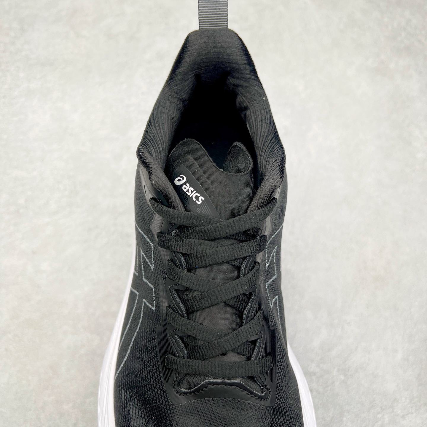 图片[5]-＃特价福利 ASICS NOVABLAST 4 亚瑟士舒适缓震跑鞋 鞋面从NOVABLAST 3的工程网眼升级为一片式轻量编织设计 提升了跑鞋的透气性 并配备结构鞋舌 进一步提升透气性的同时减少鞋舌滑动 从而实现更好的包裹感 后跟结构也是亮点之一 不仅提升了稳定性 还能给跑者提供更强支撑 上脚舒适度非常明显 无论如何跑跳晃动 双脚都被包裹的非常服帖舒适 同时前脚掌有足够空间 中足又很贴合 后跟高度和弧度也都非常舒适 从NOVABLAST 4 采用全新FF BLAST PLUS ECO轻量高能回弹泡棉材料 这是一种超过20%的生物基可再生资源 在带给跑者更舒适体验同时助力减轻环境负担 值得关注的是NOVABLAST 4将成为该系列首款贴有CO2e标签的鞋款 以进一步严格贯彻ASICS亚瑟士的可持续发展理念 大底采用了低密度设计的AHAR LO 更大程度增强鞋款耐磨性 提升使用寿命 外底液采用了全新设计 其灵感来源于植物的斐波那契螺旋叶片图案 独特的几何纹路使新一代鞋款的外观更具标志性 中底和大底设计都是为了让跑者获得更大的能量反馈 更强的回弹性 在跑步过程中轻弹畅跑 看配置就能感受到NOVABLAST 4 的优势 高回弹、高缓震、且耐用的综合长跑训练鞋 尺码：36 37 38 39 39.5 40 40.5 41.5 42 42.5 43.5 44 45-选品中心