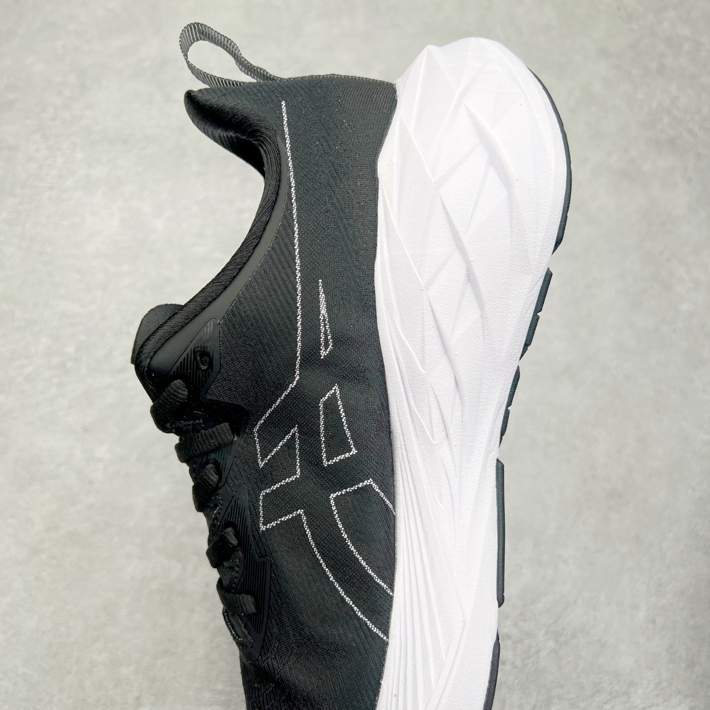 图片[7]-＃特价福利 ASICS NOVABLAST 4 亚瑟士舒适缓震跑鞋 鞋面从NOVABLAST 3的工程网眼升级为一片式轻量编织设计 提升了跑鞋的透气性 并配备结构鞋舌 进一步提升透气性的同时减少鞋舌滑动 从而实现更好的包裹感 后跟结构也是亮点之一 不仅提升了稳定性 还能给跑者提供更强支撑 上脚舒适度非常明显 无论如何跑跳晃动 双脚都被包裹的非常服帖舒适 同时前脚掌有足够空间 中足又很贴合 后跟高度和弧度也都非常舒适 从NOVABLAST 4 采用全新FF BLAST PLUS ECO轻量高能回弹泡棉材料 这是一种超过20%的生物基可再生资源 在带给跑者更舒适体验同时助力减轻环境负担 值得关注的是NOVABLAST 4将成为该系列首款贴有CO2e标签的鞋款 以进一步严格贯彻ASICS亚瑟士的可持续发展理念 大底采用了低密度设计的AHAR LO 更大程度增强鞋款耐磨性 提升使用寿命 外底液采用了全新设计 其灵感来源于植物的斐波那契螺旋叶片图案 独特的几何纹路使新一代鞋款的外观更具标志性 中底和大底设计都是为了让跑者获得更大的能量反馈 更强的回弹性 在跑步过程中轻弹畅跑 看配置就能感受到NOVABLAST 4 的优势 高回弹、高缓震、且耐用的综合长跑训练鞋 尺码：36 37 38 39 39.5 40 40.5 41.5 42 42.5 43.5 44 45-选品中心