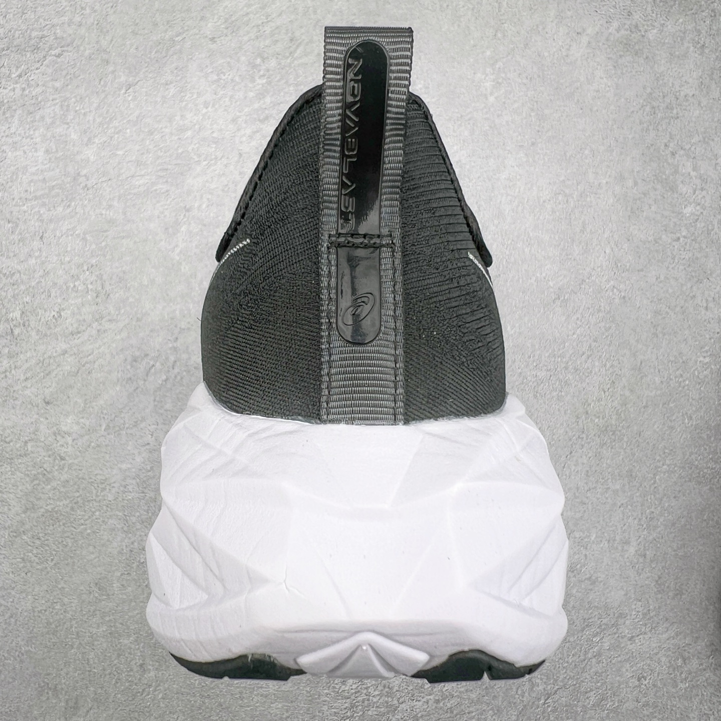 图片[8]-＃特价福利 ASICS NOVABLAST 4 亚瑟士舒适缓震跑鞋 鞋面从NOVABLAST 3的工程网眼升级为一片式轻量编织设计 提升了跑鞋的透气性 并配备结构鞋舌 进一步提升透气性的同时减少鞋舌滑动 从而实现更好的包裹感 后跟结构也是亮点之一 不仅提升了稳定性 还能给跑者提供更强支撑 上脚舒适度非常明显 无论如何跑跳晃动 双脚都被包裹的非常服帖舒适 同时前脚掌有足够空间 中足又很贴合 后跟高度和弧度也都非常舒适 从NOVABLAST 4 采用全新FF BLAST PLUS ECO轻量高能回弹泡棉材料 这是一种超过20%的生物基可再生资源 在带给跑者更舒适体验同时助力减轻环境负担 值得关注的是NOVABLAST 4将成为该系列首款贴有CO2e标签的鞋款 以进一步严格贯彻ASICS亚瑟士的可持续发展理念 大底采用了低密度设计的AHAR LO 更大程度增强鞋款耐磨性 提升使用寿命 外底液采用了全新设计 其灵感来源于植物的斐波那契螺旋叶片图案 独特的几何纹路使新一代鞋款的外观更具标志性 中底和大底设计都是为了让跑者获得更大的能量反馈 更强的回弹性 在跑步过程中轻弹畅跑 看配置就能感受到NOVABLAST 4 的优势 高回弹、高缓震、且耐用的综合长跑训练鞋 尺码：36 37 38 39 39.5 40 40.5 41.5 42 42.5 43.5 44 45-选品中心