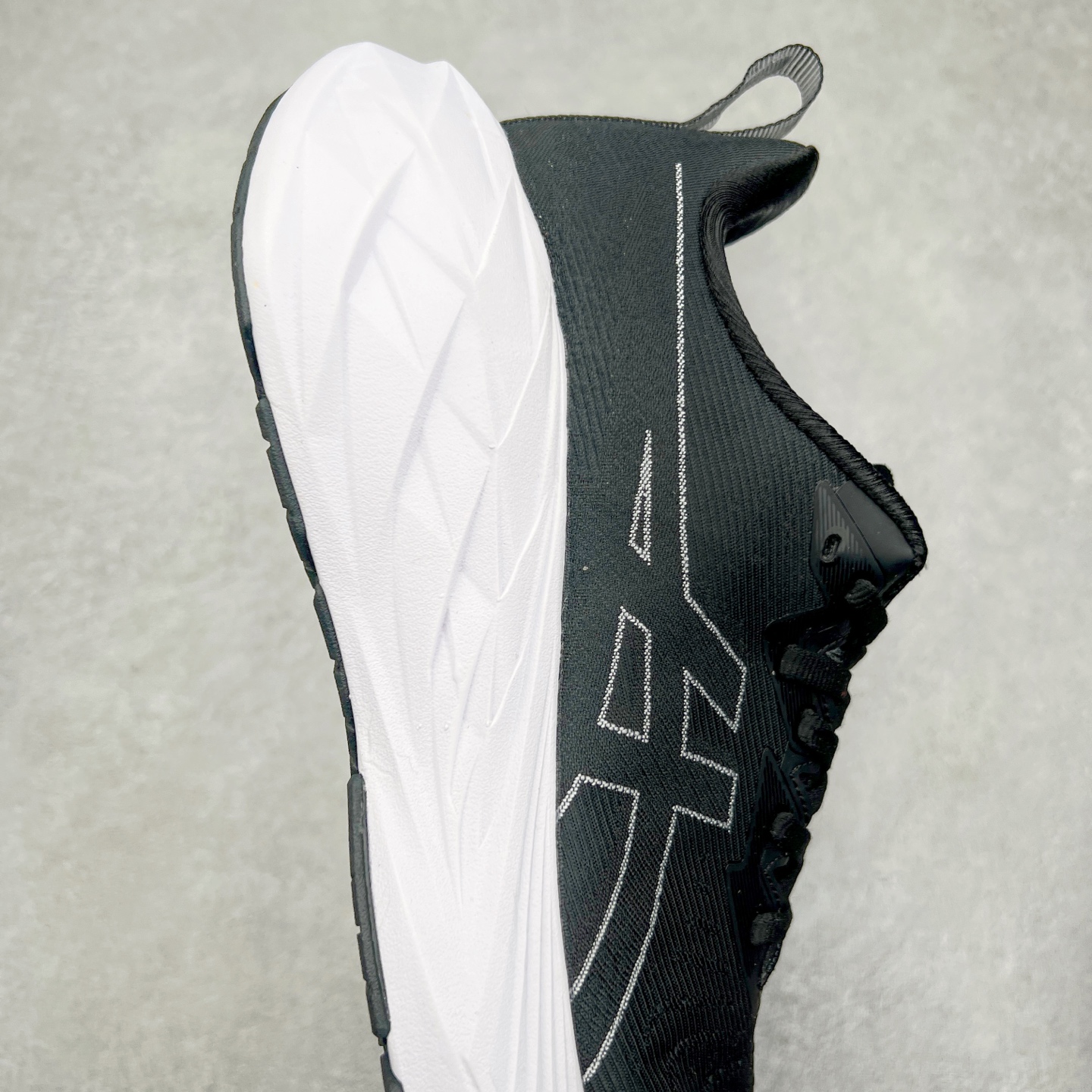 图片[6]-＃特价福利 ASICS NOVABLAST 4 亚瑟士舒适缓震跑鞋 鞋面从NOVABLAST 3的工程网眼升级为一片式轻量编织设计 提升了跑鞋的透气性 并配备结构鞋舌 进一步提升透气性的同时减少鞋舌滑动 从而实现更好的包裹感 后跟结构也是亮点之一 不仅提升了稳定性 还能给跑者提供更强支撑 上脚舒适度非常明显 无论如何跑跳晃动 双脚都被包裹的非常服帖舒适 同时前脚掌有足够空间 中足又很贴合 后跟高度和弧度也都非常舒适 从NOVABLAST 4 采用全新FF BLAST PLUS ECO轻量高能回弹泡棉材料 这是一种超过20%的生物基可再生资源 在带给跑者更舒适体验同时助力减轻环境负担 值得关注的是NOVABLAST 4将成为该系列首款贴有CO2e标签的鞋款 以进一步严格贯彻ASICS亚瑟士的可持续发展理念 大底采用了低密度设计的AHAR LO 更大程度增强鞋款耐磨性 提升使用寿命 外底液采用了全新设计 其灵感来源于植物的斐波那契螺旋叶片图案 独特的几何纹路使新一代鞋款的外观更具标志性 中底和大底设计都是为了让跑者获得更大的能量反馈 更强的回弹性 在跑步过程中轻弹畅跑 看配置就能感受到NOVABLAST 4 的优势 高回弹、高缓震、且耐用的综合长跑训练鞋 尺码：36 37 38 39 39.5 40 40.5 41.5 42 42.5 43.5 44 45-选品中心