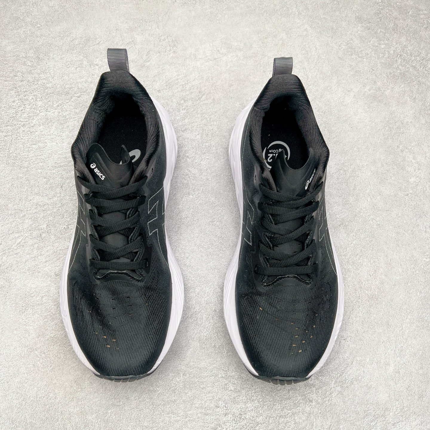 图片[2]-＃特价福利 ASICS NOVABLAST 4 亚瑟士舒适缓震跑鞋 鞋面从NOVABLAST 3的工程网眼升级为一片式轻量编织设计 提升了跑鞋的透气性 并配备结构鞋舌 进一步提升透气性的同时减少鞋舌滑动 从而实现更好的包裹感 后跟结构也是亮点之一 不仅提升了稳定性 还能给跑者提供更强支撑 上脚舒适度非常明显 无论如何跑跳晃动 双脚都被包裹的非常服帖舒适 同时前脚掌有足够空间 中足又很贴合 后跟高度和弧度也都非常舒适 从NOVABLAST 4 采用全新FF BLAST PLUS ECO轻量高能回弹泡棉材料 这是一种超过20%的生物基可再生资源 在带给跑者更舒适体验同时助力减轻环境负担 值得关注的是NOVABLAST 4将成为该系列首款贴有CO2e标签的鞋款 以进一步严格贯彻ASICS亚瑟士的可持续发展理念 大底采用了低密度设计的AHAR LO 更大程度增强鞋款耐磨性 提升使用寿命 外底液采用了全新设计 其灵感来源于植物的斐波那契螺旋叶片图案 独特的几何纹路使新一代鞋款的外观更具标志性 中底和大底设计都是为了让跑者获得更大的能量反馈 更强的回弹性 在跑步过程中轻弹畅跑 看配置就能感受到NOVABLAST 4 的优势 高回弹、高缓震、且耐用的综合长跑训练鞋 尺码：36 37 38 39 39.5 40 40.5 41.5 42 42.5 43.5 44 45-选品中心