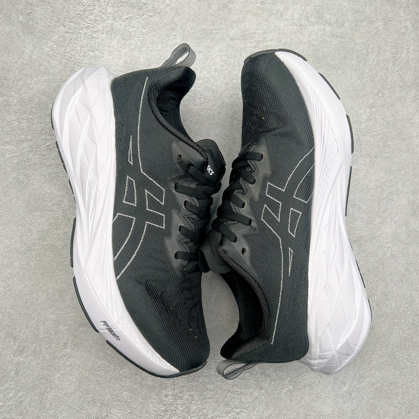 图片[3]-＃特价福利 ASICS NOVABLAST 4 亚瑟士舒适缓震跑鞋 鞋面从NOVABLAST 3的工程网眼升级为一片式轻量编织设计 提升了跑鞋的透气性 并配备结构鞋舌 进一步提升透气性的同时减少鞋舌滑动 从而实现更好的包裹感 后跟结构也是亮点之一 不仅提升了稳定性 还能给跑者提供更强支撑 上脚舒适度非常明显 无论如何跑跳晃动 双脚都被包裹的非常服帖舒适 同时前脚掌有足够空间 中足又很贴合 后跟高度和弧度也都非常舒适 从NOVABLAST 4 采用全新FF BLAST PLUS ECO轻量高能回弹泡棉材料 这是一种超过20%的生物基可再生资源 在带给跑者更舒适体验同时助力减轻环境负担 值得关注的是NOVABLAST 4将成为该系列首款贴有CO2e标签的鞋款 以进一步严格贯彻ASICS亚瑟士的可持续发展理念 大底采用了低密度设计的AHAR LO 更大程度增强鞋款耐磨性 提升使用寿命 外底液采用了全新设计 其灵感来源于植物的斐波那契螺旋叶片图案 独特的几何纹路使新一代鞋款的外观更具标志性 中底和大底设计都是为了让跑者获得更大的能量反馈 更强的回弹性 在跑步过程中轻弹畅跑 看配置就能感受到NOVABLAST 4 的优势 高回弹、高缓震、且耐用的综合长跑训练鞋 尺码：36 37 38 39 39.5 40 40.5 41.5 42 42.5 43.5 44 45-选品中心