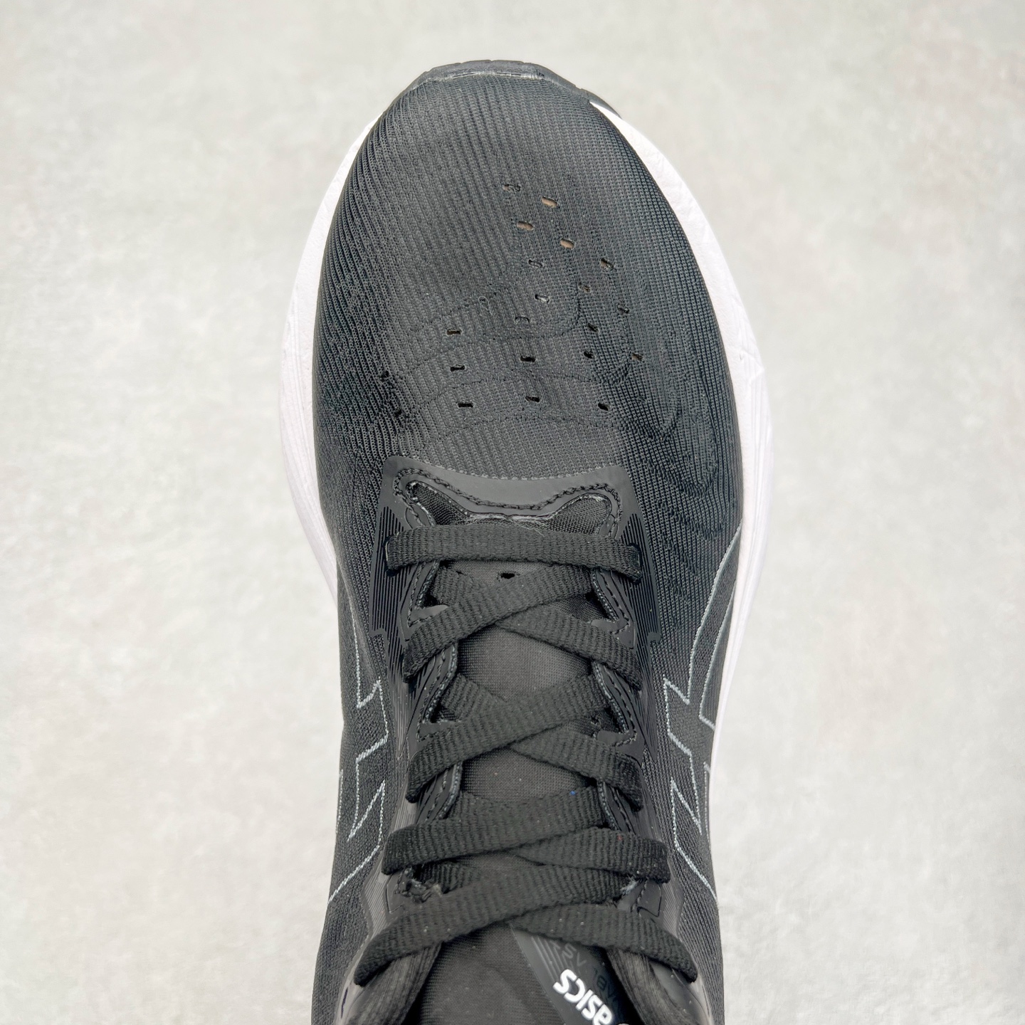 图片[4]-＃特价福利 ASICS NOVABLAST 4 亚瑟士舒适缓震跑鞋 鞋面从NOVABLAST 3的工程网眼升级为一片式轻量编织设计 提升了跑鞋的透气性 并配备结构鞋舌 进一步提升透气性的同时减少鞋舌滑动 从而实现更好的包裹感 后跟结构也是亮点之一 不仅提升了稳定性 还能给跑者提供更强支撑 上脚舒适度非常明显 无论如何跑跳晃动 双脚都被包裹的非常服帖舒适 同时前脚掌有足够空间 中足又很贴合 后跟高度和弧度也都非常舒适 从NOVABLAST 4 采用全新FF BLAST PLUS ECO轻量高能回弹泡棉材料 这是一种超过20%的生物基可再生资源 在带给跑者更舒适体验同时助力减轻环境负担 值得关注的是NOVABLAST 4将成为该系列首款贴有CO2e标签的鞋款 以进一步严格贯彻ASICS亚瑟士的可持续发展理念 大底采用了低密度设计的AHAR LO 更大程度增强鞋款耐磨性 提升使用寿命 外底液采用了全新设计 其灵感来源于植物的斐波那契螺旋叶片图案 独特的几何纹路使新一代鞋款的外观更具标志性 中底和大底设计都是为了让跑者获得更大的能量反馈 更强的回弹性 在跑步过程中轻弹畅跑 看配置就能感受到NOVABLAST 4 的优势 高回弹、高缓震、且耐用的综合长跑训练鞋 尺码：36 37 38 39 39.5 40 40.5 41.5 42 42.5 43.5 44 45-选品中心