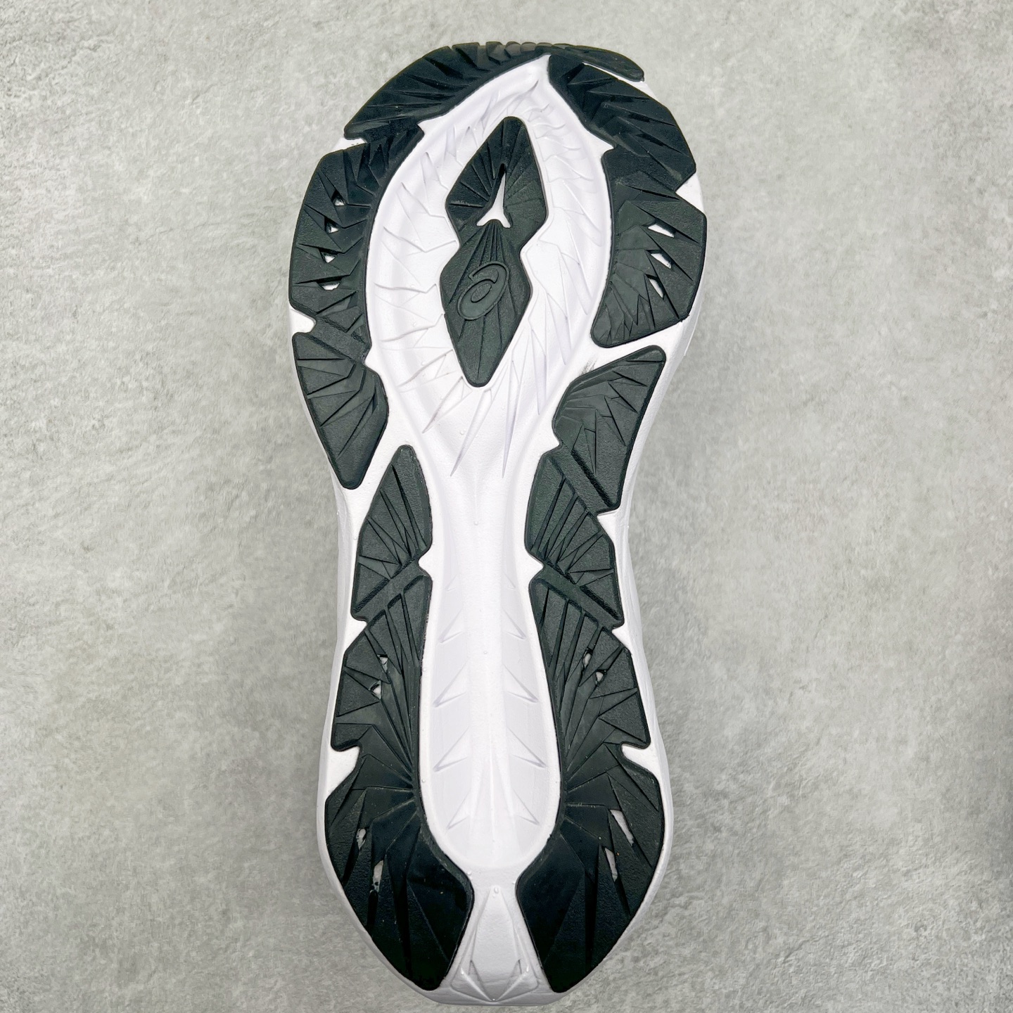 图片[9]-＃特价福利 ASICS NOVABLAST 4 亚瑟士舒适缓震跑鞋 鞋面从NOVABLAST 3的工程网眼升级为一片式轻量编织设计 提升了跑鞋的透气性 并配备结构鞋舌 进一步提升透气性的同时减少鞋舌滑动 从而实现更好的包裹感 后跟结构也是亮点之一 不仅提升了稳定性 还能给跑者提供更强支撑 上脚舒适度非常明显 无论如何跑跳晃动 双脚都被包裹的非常服帖舒适 同时前脚掌有足够空间 中足又很贴合 后跟高度和弧度也都非常舒适 从NOVABLAST 4 采用全新FF BLAST PLUS ECO轻量高能回弹泡棉材料 这是一种超过20%的生物基可再生资源 在带给跑者更舒适体验同时助力减轻环境负担 值得关注的是NOVABLAST 4将成为该系列首款贴有CO2e标签的鞋款 以进一步严格贯彻ASICS亚瑟士的可持续发展理念 大底采用了低密度设计的AHAR LO 更大程度增强鞋款耐磨性 提升使用寿命 外底液采用了全新设计 其灵感来源于植物的斐波那契螺旋叶片图案 独特的几何纹路使新一代鞋款的外观更具标志性 中底和大底设计都是为了让跑者获得更大的能量反馈 更强的回弹性 在跑步过程中轻弹畅跑 看配置就能感受到NOVABLAST 4 的优势 高回弹、高缓震、且耐用的综合长跑训练鞋 尺码：36 37 38 39 39.5 40 40.5 41.5 42 42.5 43.5 44 45-选品中心