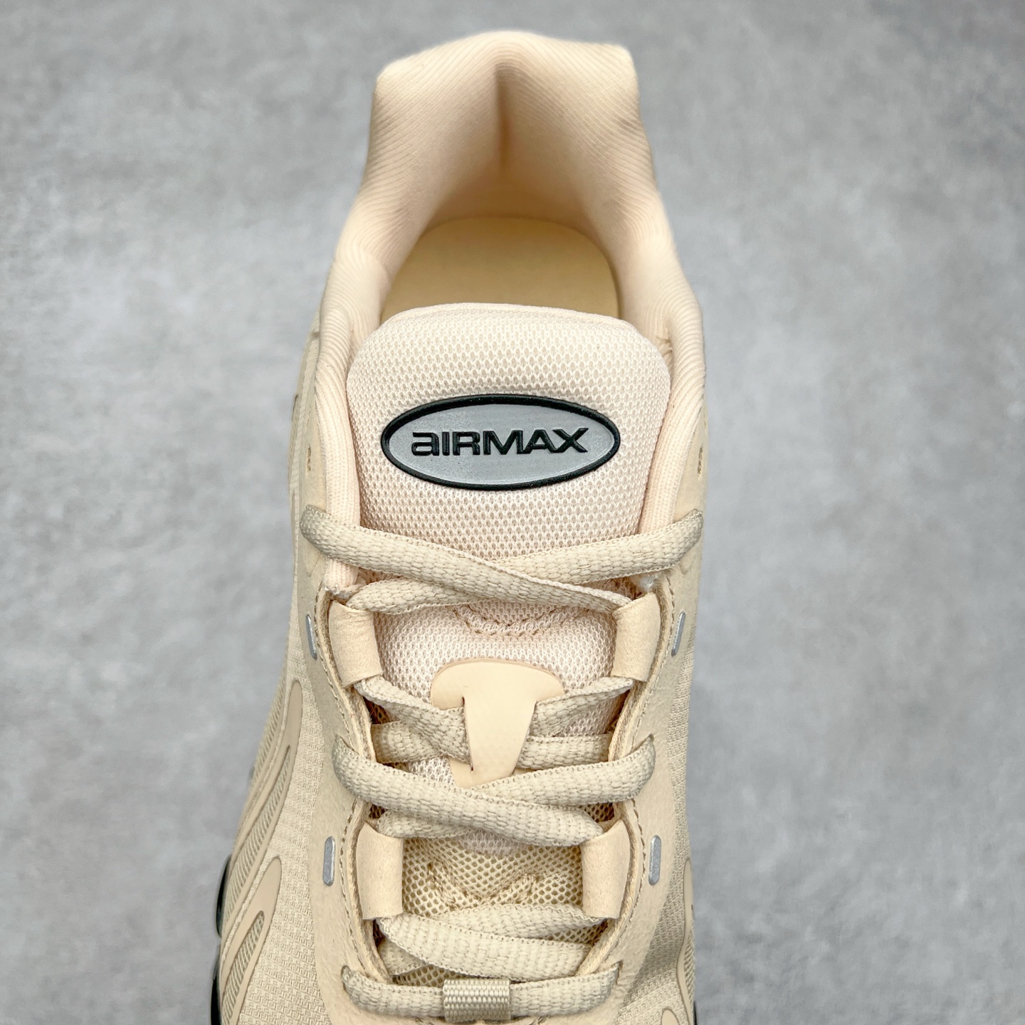 图片[5]-NK Air Max DN8 全掌科技气垫缓震运动跑鞋 FQ7860-003 DN8的核心亮点在于其八腔气垫结构 根据不同部位设定的气压值专为行走设计 提供卓越的舒适感 鞋面的设计让人联想到上世纪90年代末至2000年代初的多款Air Max 中底上系列圆形孔洞引发了热议 不少人将其与竞争品牌的缓震技术进行比较 例如K-SWISS 2010年代初推出的Tubes技 及以多孔鞋底闻名的品牌 尺码：36 36.5 37.5 38 38.5 39 40 40.5 41 42 42.5 43 44 44.5 45-选品中心