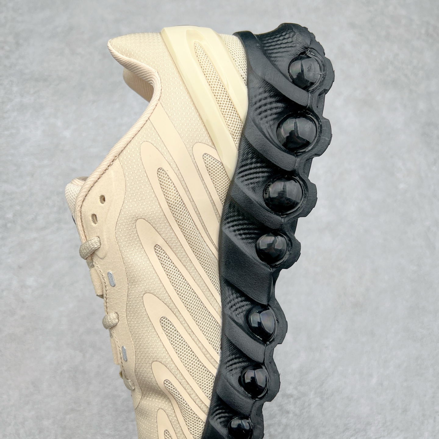 图片[7]-NK Air Max DN8 全掌科技气垫缓震运动跑鞋 FQ7860-003 DN8的核心亮点在于其八腔气垫结构 根据不同部位设定的气压值专为行走设计 提供卓越的舒适感 鞋面的设计让人联想到上世纪90年代末至2000年代初的多款Air Max 中底上系列圆形孔洞引发了热议 不少人将其与竞争品牌的缓震技术进行比较 例如K-SWISS 2010年代初推出的Tubes技 及以多孔鞋底闻名的品牌 尺码：36 36.5 37.5 38 38.5 39 40 40.5 41 42 42.5 43 44 44.5 45-选品中心