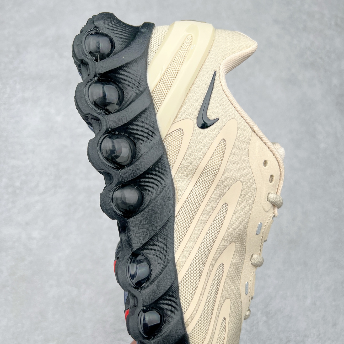 图片[6]-NK Air Max DN8 全掌科技气垫缓震运动跑鞋 FQ7860-003 DN8的核心亮点在于其八腔气垫结构 根据不同部位设定的气压值专为行走设计 提供卓越的舒适感 鞋面的设计让人联想到上世纪90年代末至2000年代初的多款Air Max 中底上系列圆形孔洞引发了热议 不少人将其与竞争品牌的缓震技术进行比较 例如K-SWISS 2010年代初推出的Tubes技 及以多孔鞋底闻名的品牌 尺码：36 36.5 37.5 38 38.5 39 40 40.5 41 42 42.5 43 44 44.5 45-选品中心