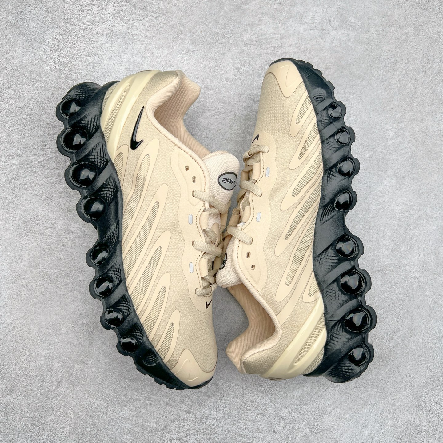 图片[3]-NK Air Max DN8 全掌科技气垫缓震运动跑鞋 FQ7860-003 DN8的核心亮点在于其八腔气垫结构 根据不同部位设定的气压值专为行走设计 提供卓越的舒适感 鞋面的设计让人联想到上世纪90年代末至2000年代初的多款Air Max 中底上系列圆形孔洞引发了热议 不少人将其与竞争品牌的缓震技术进行比较 例如K-SWISS 2010年代初推出的Tubes技 及以多孔鞋底闻名的品牌 尺码：36 36.5 37.5 38 38.5 39 40 40.5 41 42 42.5 43 44 44.5 45-选品中心