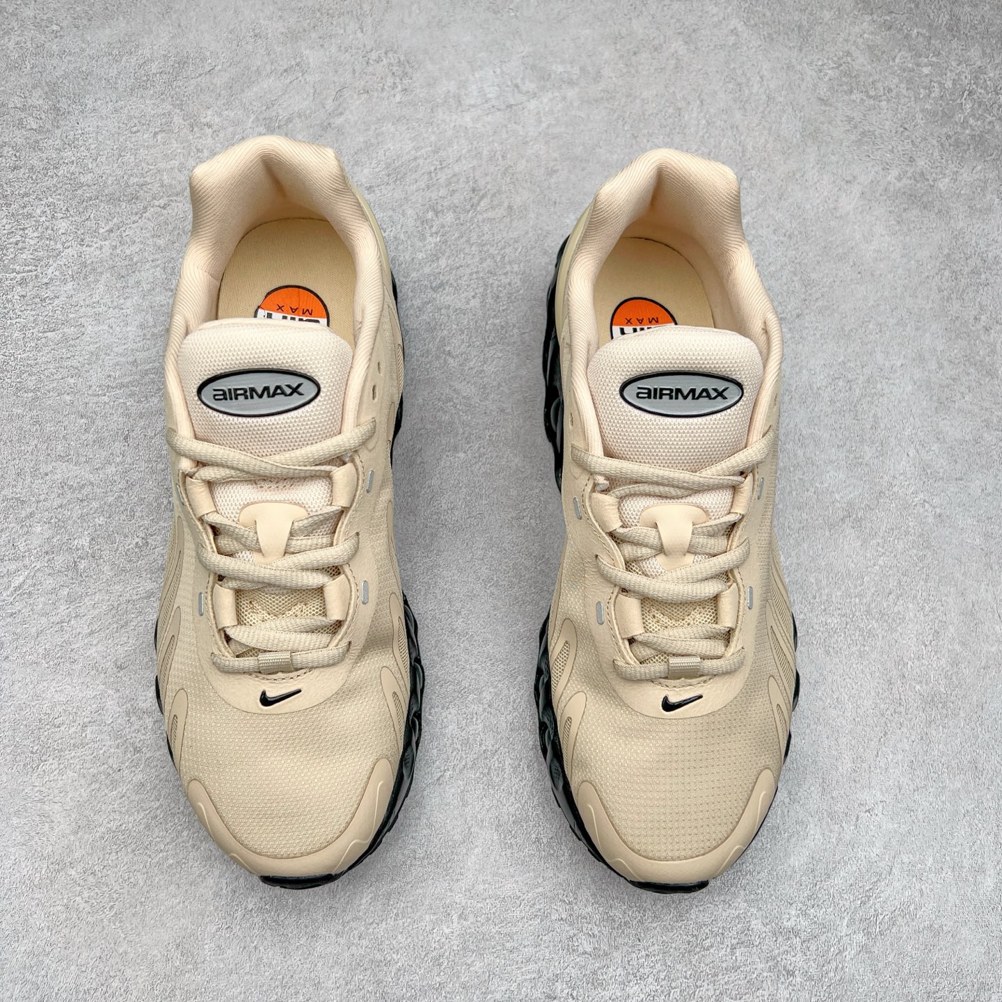 图片[2]-NK Air Max DN8 全掌科技气垫缓震运动跑鞋 FQ7860-003 DN8的核心亮点在于其八腔气垫结构 根据不同部位设定的气压值专为行走设计 提供卓越的舒适感 鞋面的设计让人联想到上世纪90年代末至2000年代初的多款Air Max 中底上系列圆形孔洞引发了热议 不少人将其与竞争品牌的缓震技术进行比较 例如K-SWISS 2010年代初推出的Tubes技 及以多孔鞋底闻名的品牌 尺码：36 36.5 37.5 38 38.5 39 40 40.5 41 42 42.5 43 44 44.5 45-选品中心